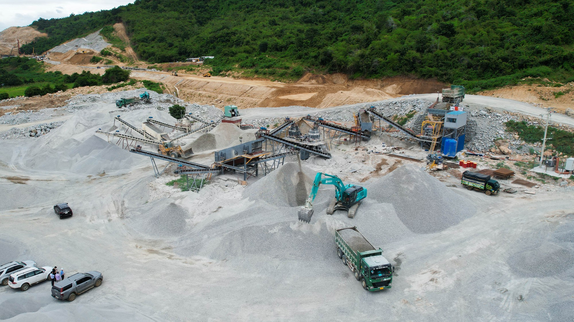 Ảnh: Tận mắt xem doanh nghiệp giao thông lớn nhất nước làm cao tốc Bắc-Nam xuyên 3 tỉnh - Ảnh 2.