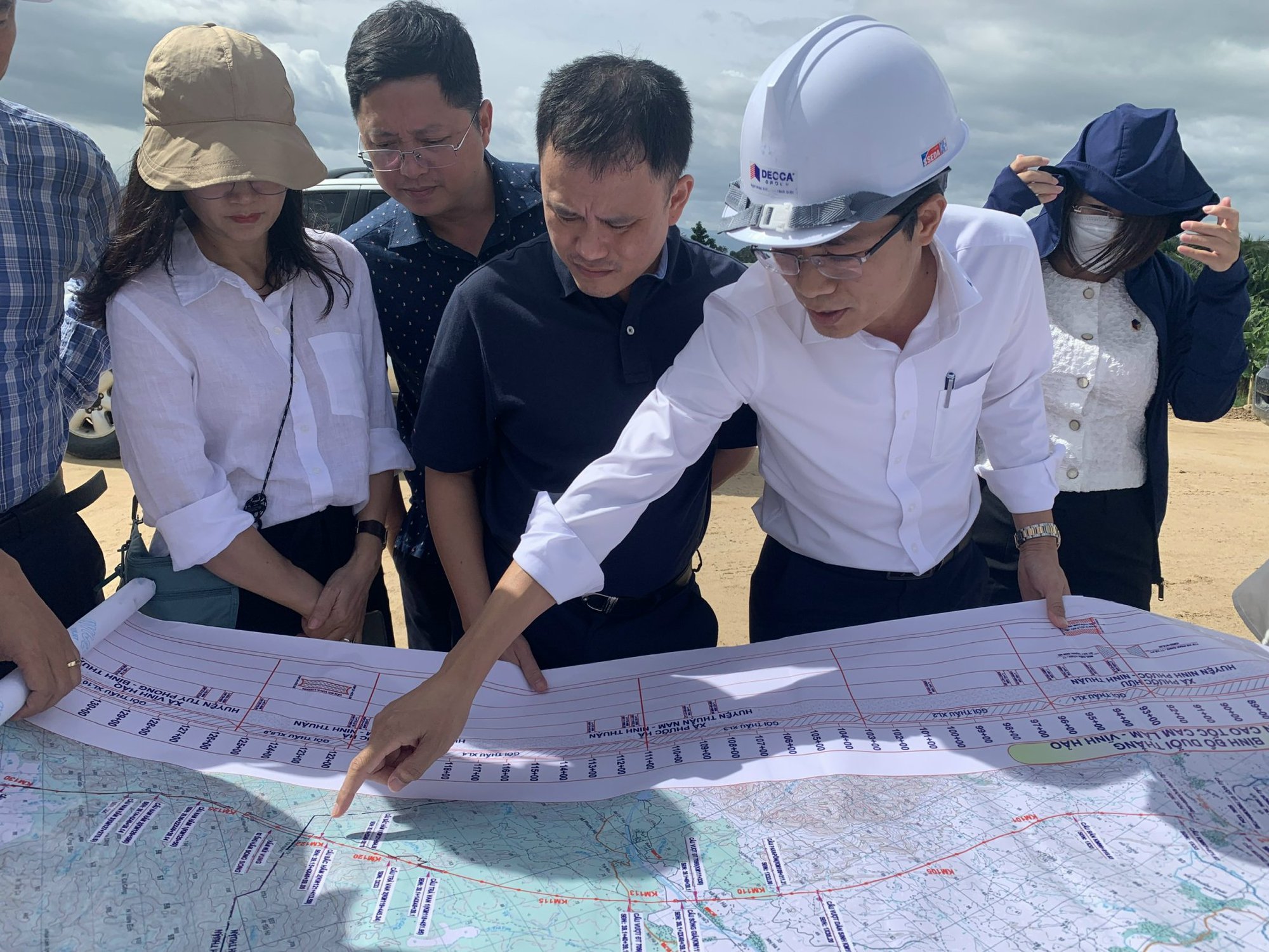 Ảnh: Tận mắt xem doanh nghiệp giao thông lớn nhất nước làm cao tốc Bắc-Nam xuyên 3 tỉnh - Ảnh 3.