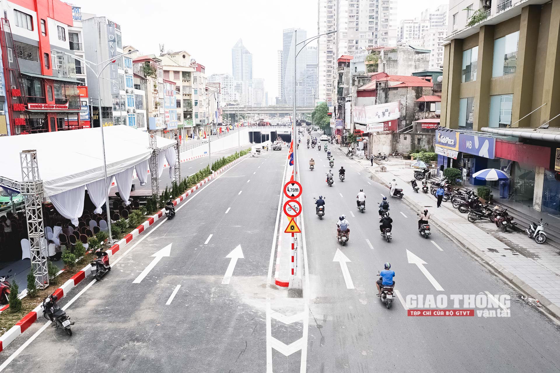 Cận cảnh hầm Lê Văn Lương trước giờ thông xe vào sáng mai - Ảnh 6.