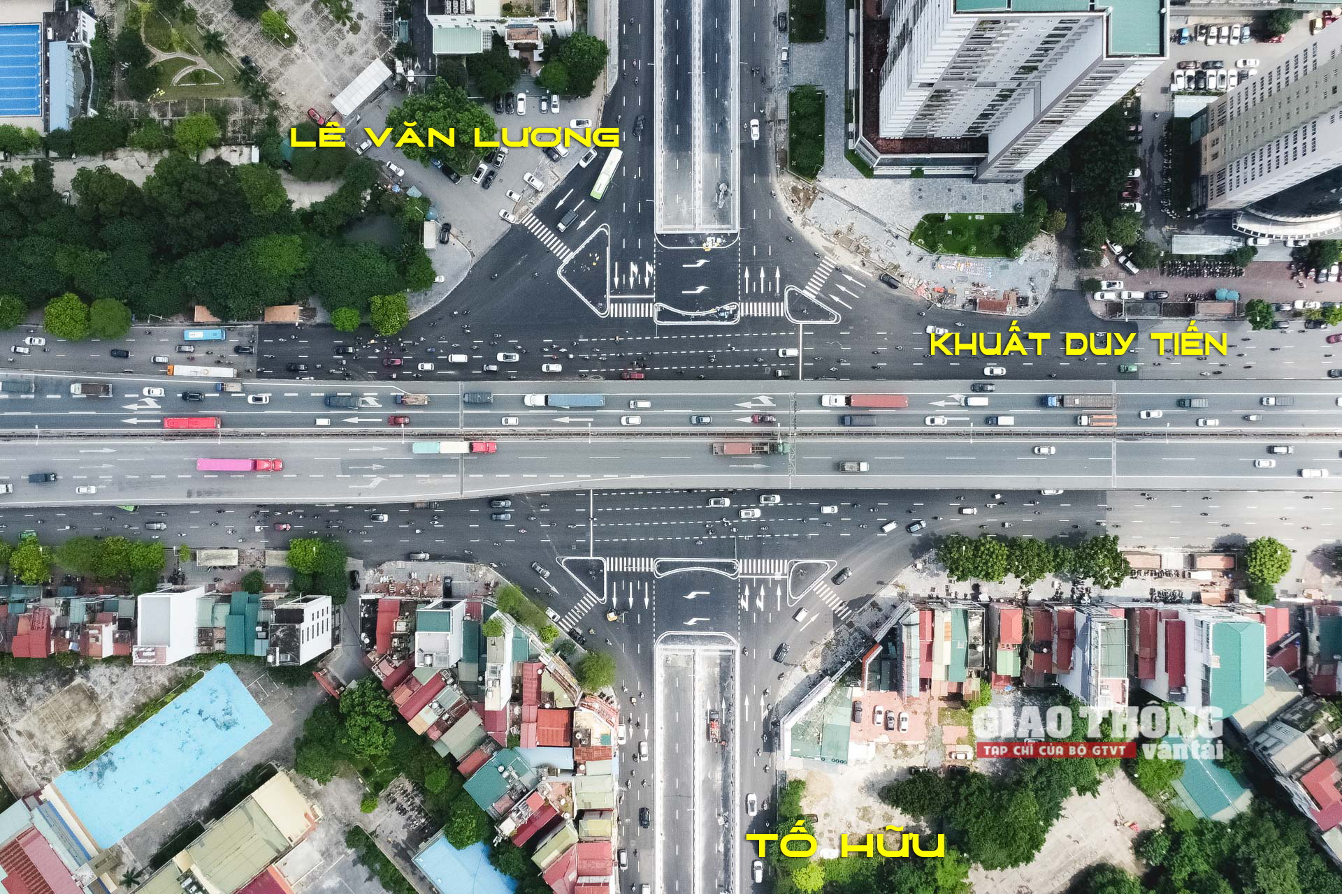 Cận cảnh hầm Lê Văn Lương trước giờ thông xe vào sáng mai - Ảnh 1.