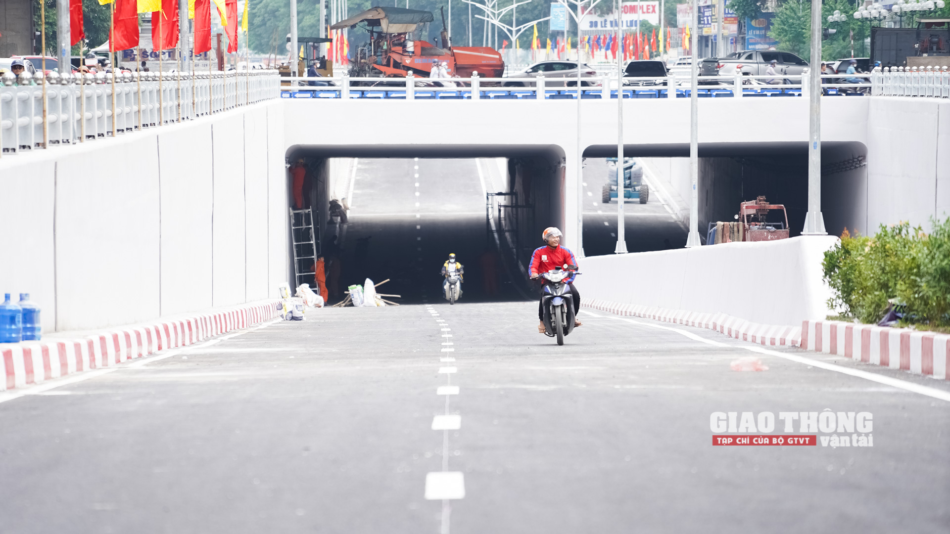 Cận cảnh hầm Lê Văn Lương trước giờ thông xe vào sáng mai - Ảnh 11.