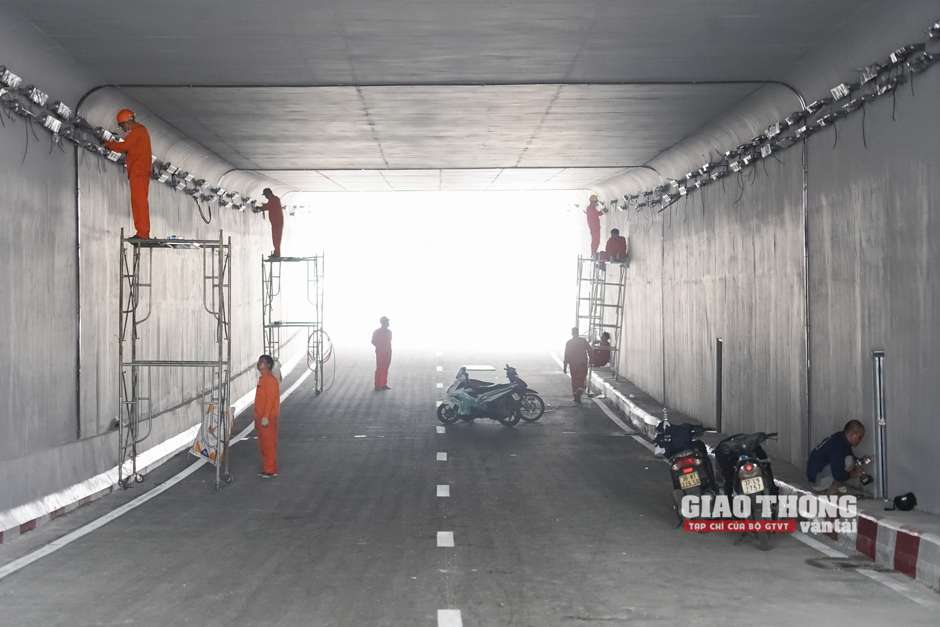 Cận cảnh hầm Lê Văn Lương trước giờ thông xe vào sáng mai - Ảnh 9.