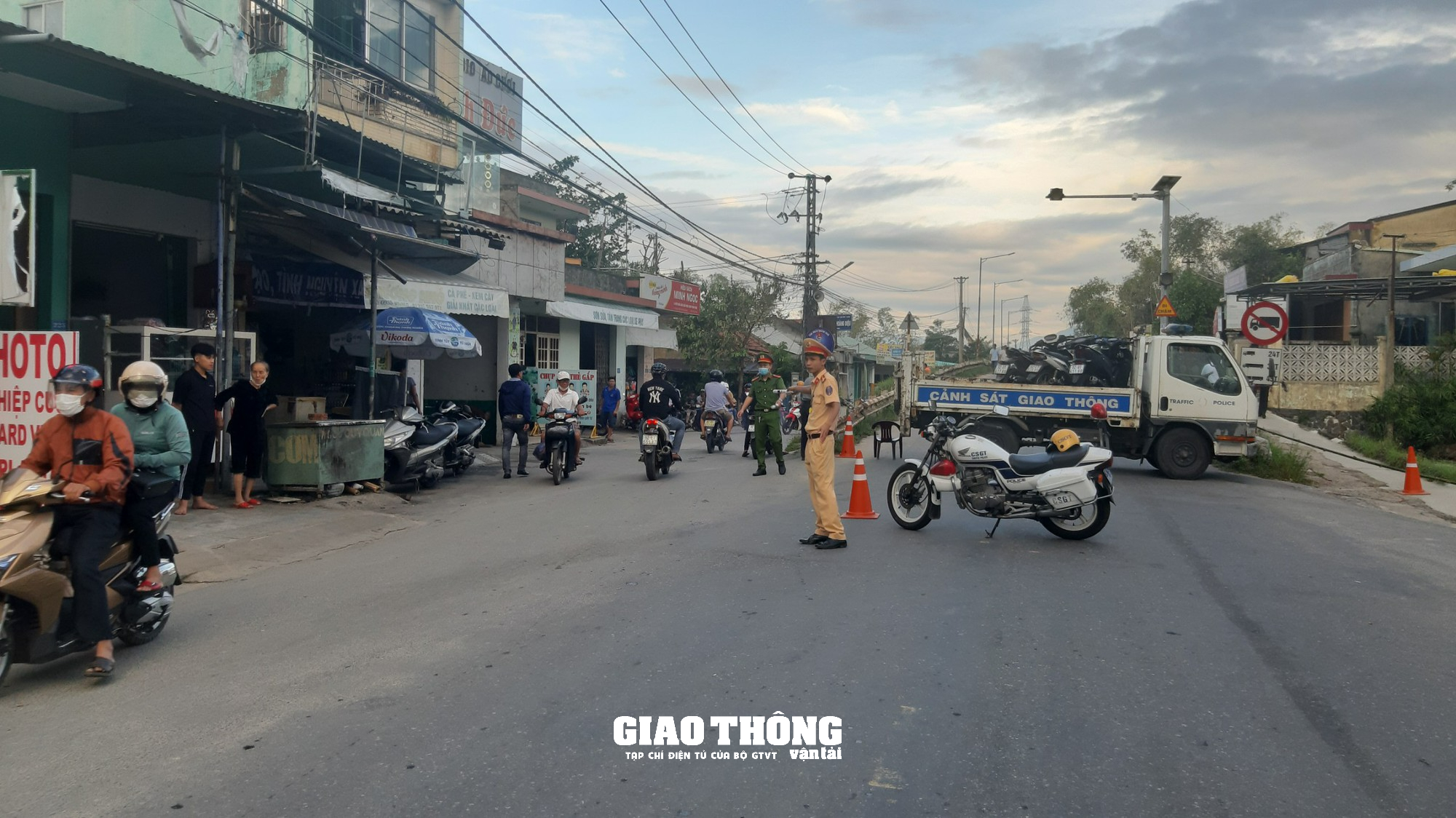 Xe tải tông nhau ở cầu Phong Thử gây tắc đường nghiêm trọng ở Quảng Nam - Ảnh 6.