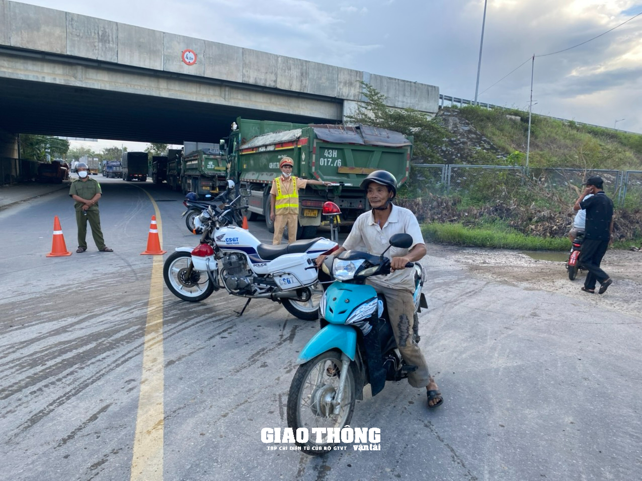 Xe tải tông nhau ở cầu Phong Thử gây tắc đường nghiêm trọng ở Quảng Nam - Ảnh 8.