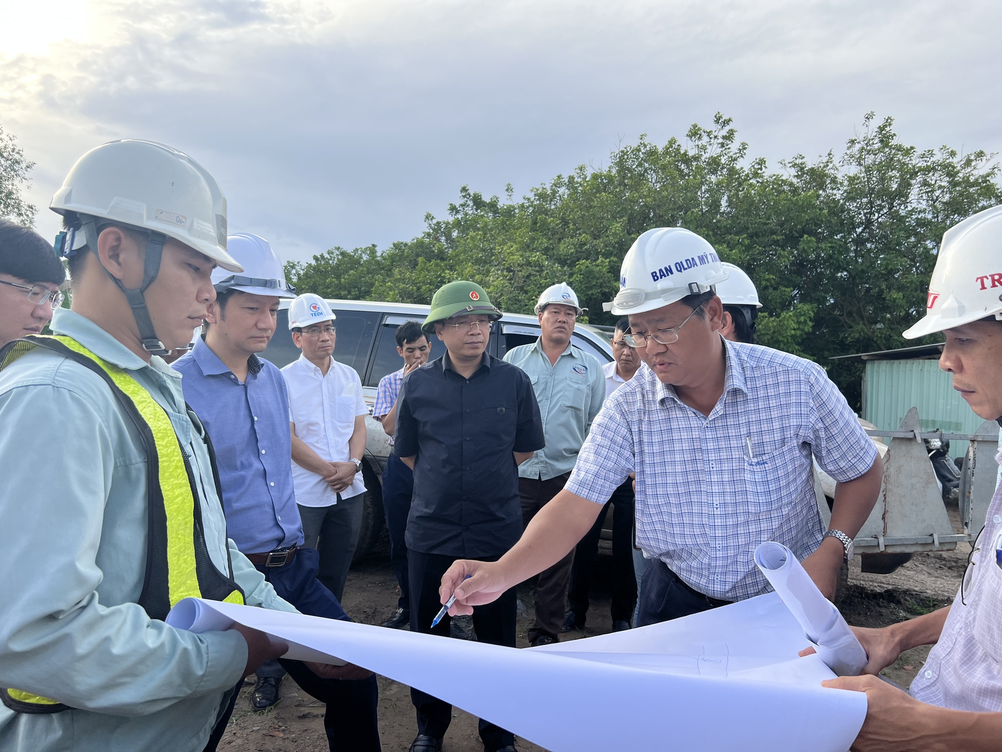 Thứ trưởng Nguyễn Duy Lâm thúc tiến độ cao tốc Mỹ Thuận - Cần Thơ - Ảnh 1. Thứ trưởng Nguyễn Duy Lâm thúc tiến độ cao tốc Mỹ Thuận - Cần Thơ - Ảnh 1.