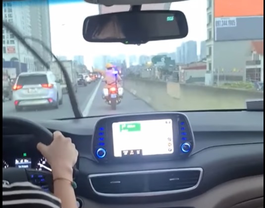 CSGT dẫn đường đưa người đi cấp cứu trên đường vành đai 3 - Ảnh 1. CSGT dẫn đường đưa người đi cấp cứu trên đường vành đai 3 - Ảnh 1.