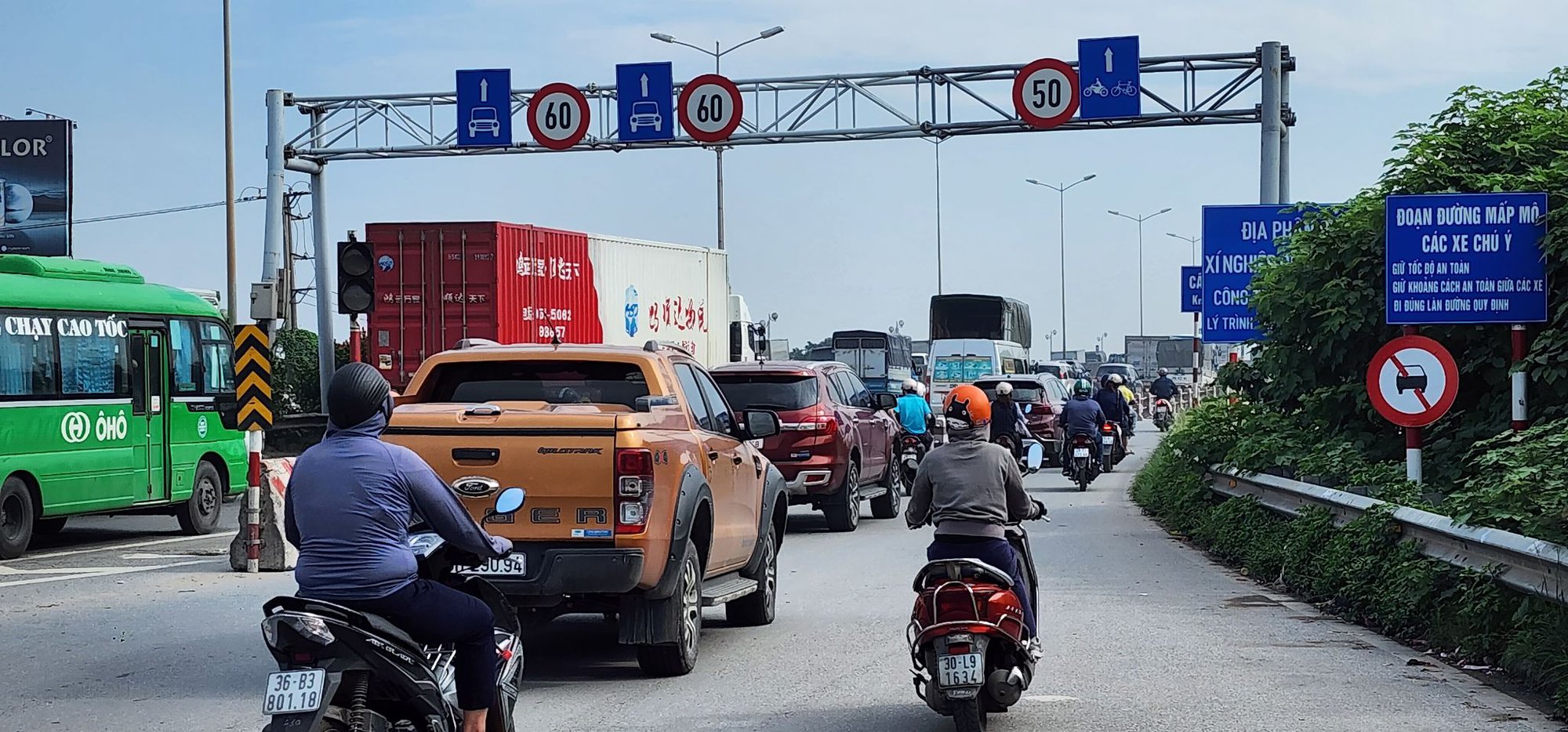 Hà Nội: Nhiều ô tô "ngang nhiêu" đi vào làn đường cấm cầu Thanh Trì - Ảnh 1.