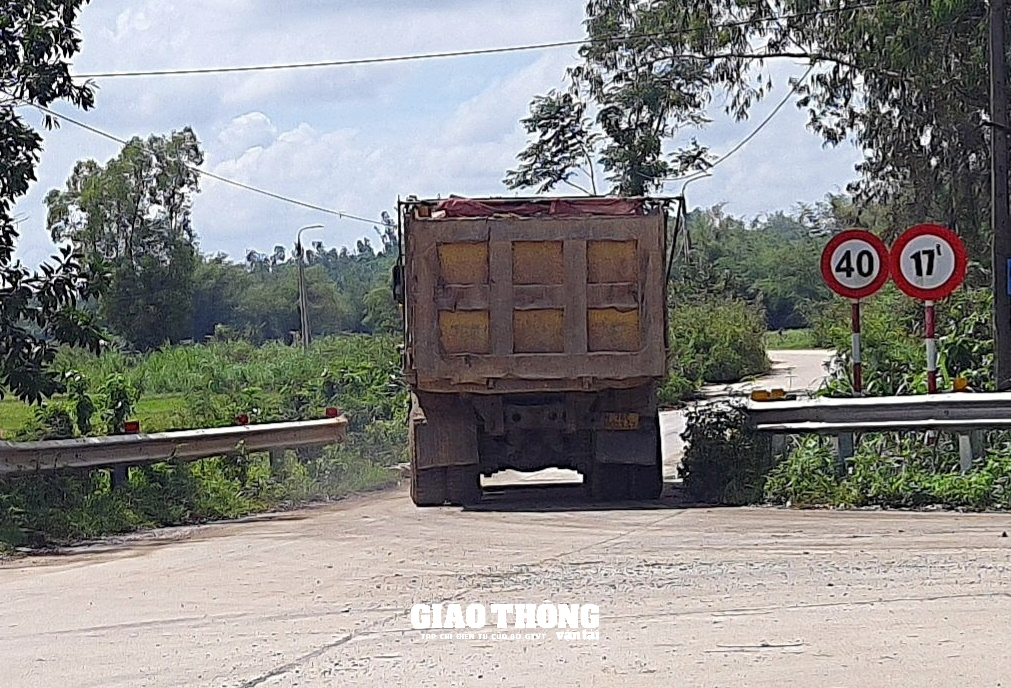 Quảng Ngãi: Xe quá tải phá đường làng - Ảnh 1.