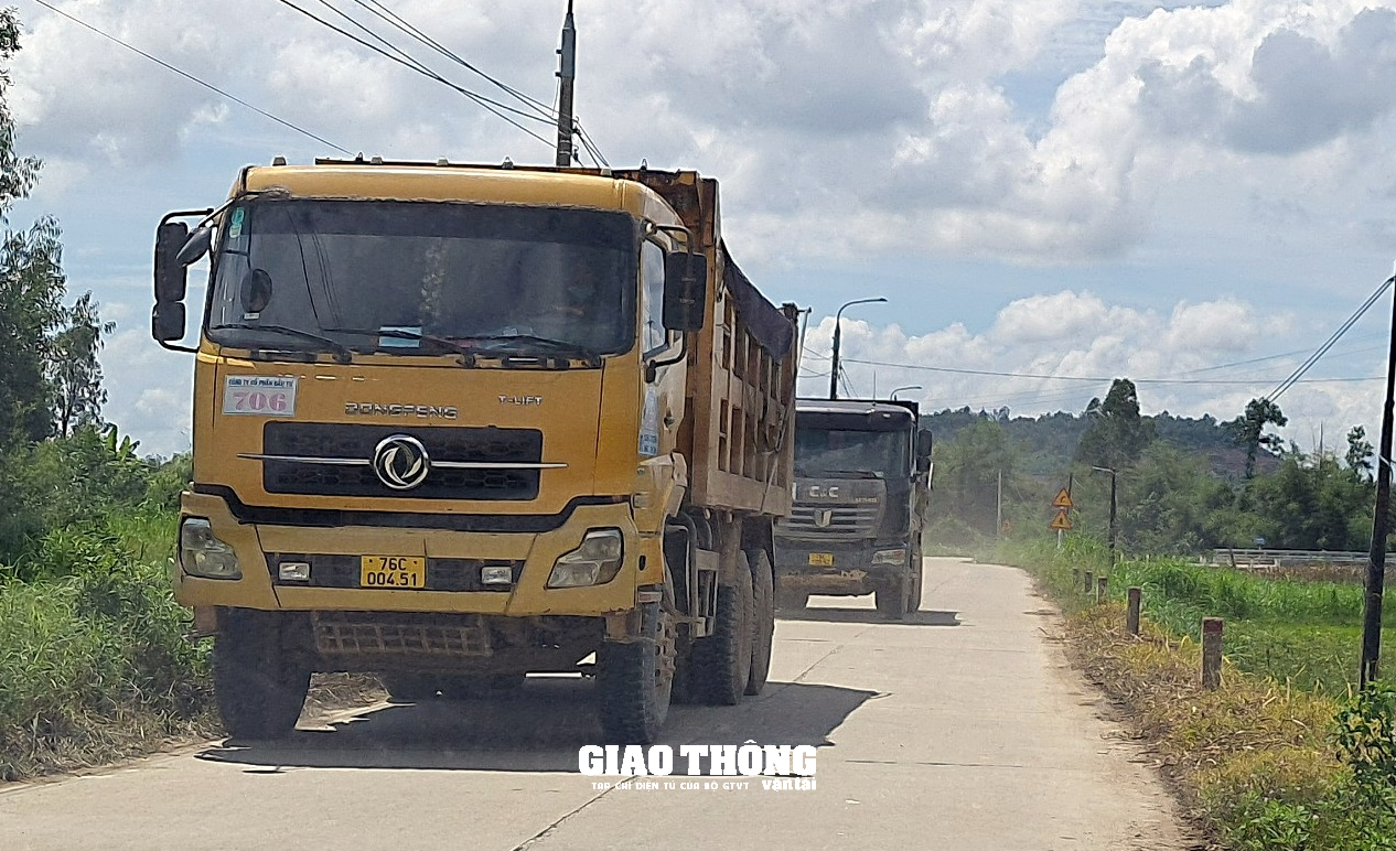 Quảng Ngãi: Xe quá tải phá đường làng - Ảnh 3.