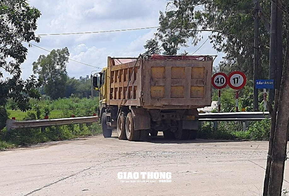 Quảng Ngãi: Xe quá tải phá đường làng - Ảnh 7.