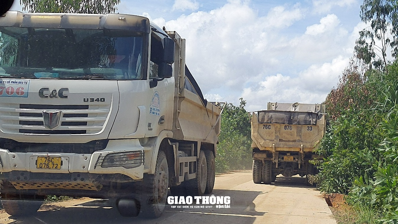 Quảng Ngãi: Xe quá tải phá đường làng - Ảnh 6.