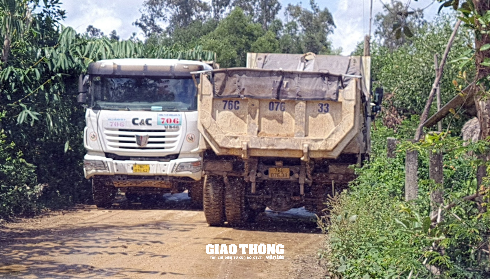 Quảng Ngãi: Xe quá tải phá đường làng - Ảnh 8.