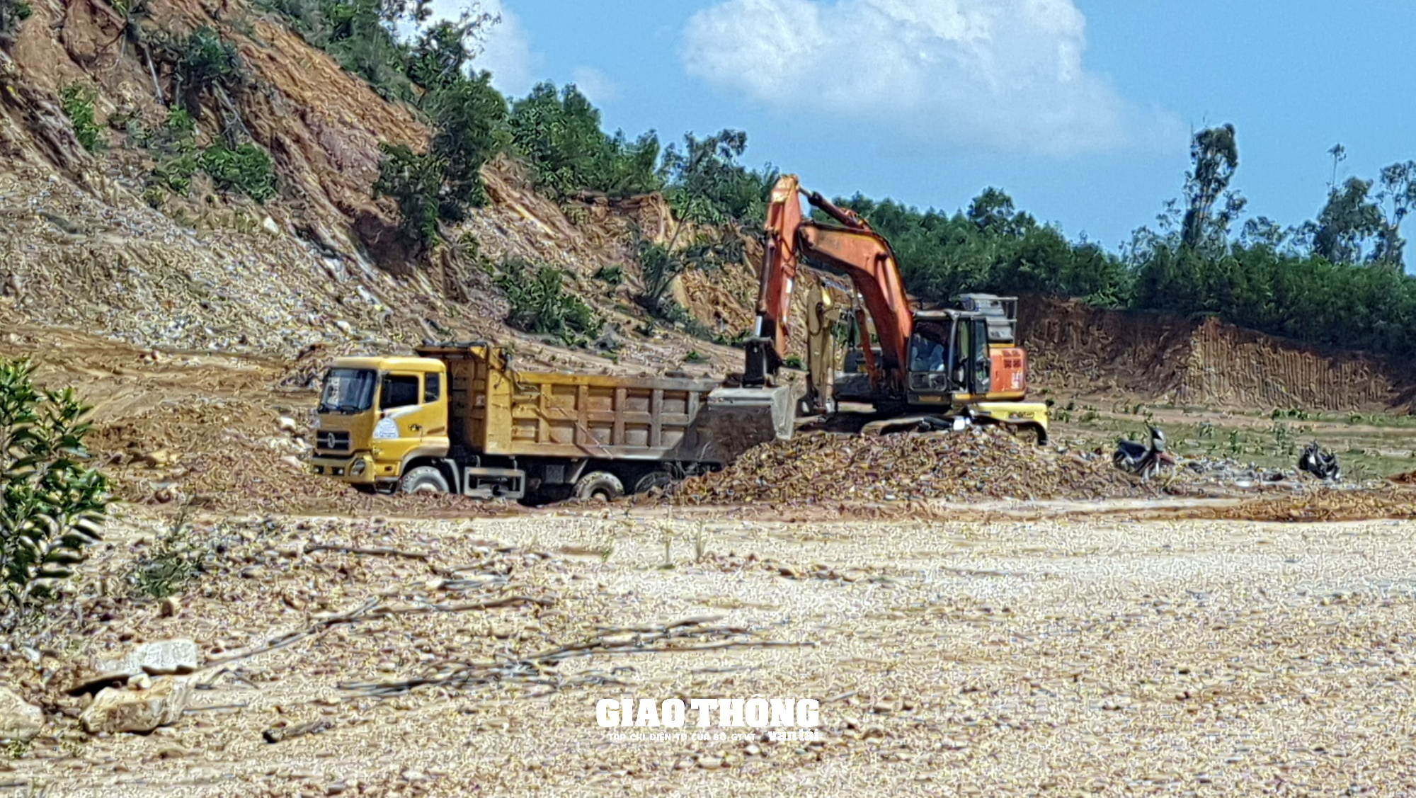 Quảng Ngãi: Xe quá tải phá đường làng - Ảnh 5.