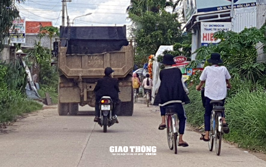 Quảng Ngãi: Xe quá tải phá đường làng - Ảnh 2.