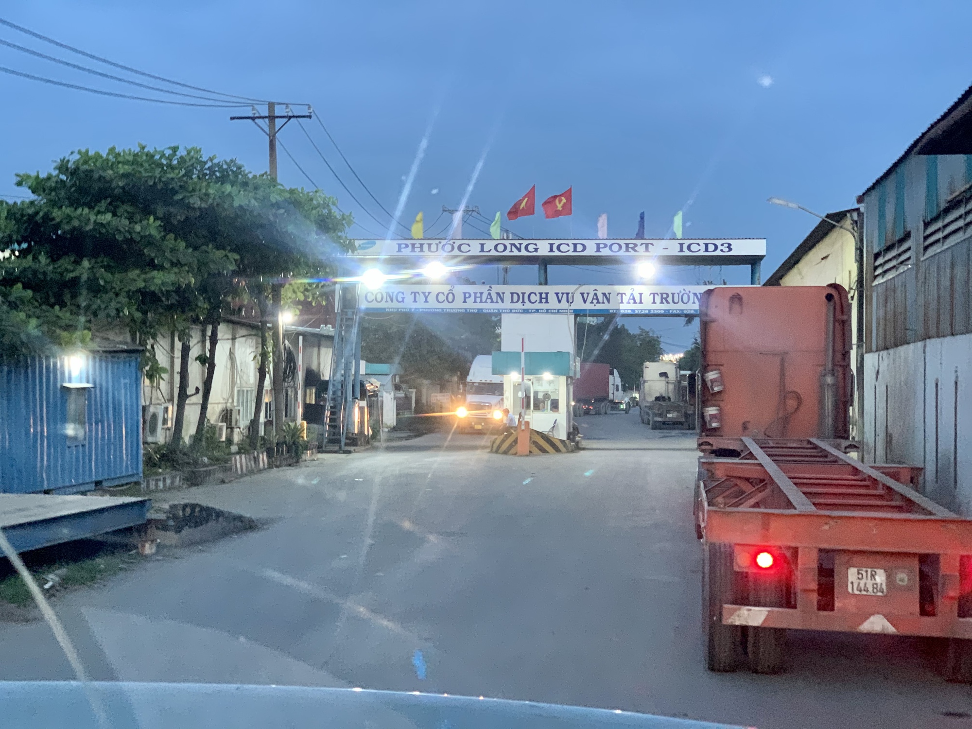 Những “góc khuất” ở cảng container tại TP.HCM - Ảnh 2.