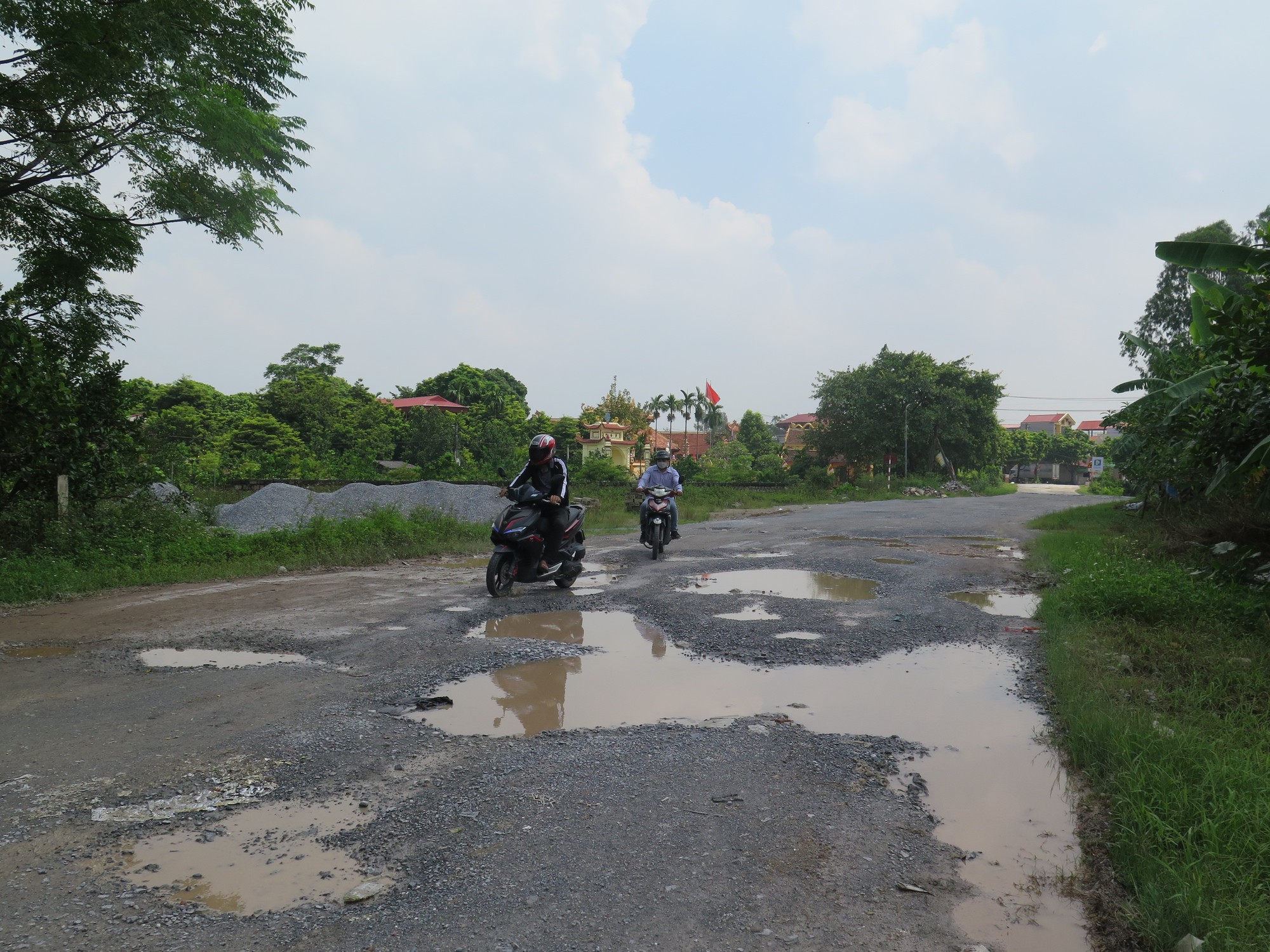 "Mắc kẹt" bàn giao dự án nâng cấp Quốc lộ 38B, đường hỏng nặng không ai sửa - Ảnh 1. "Mắc kẹt" bàn giao dự án nâng cấp Quốc lộ 38B, đường hỏng nặng không ai sửa - Ảnh 1.