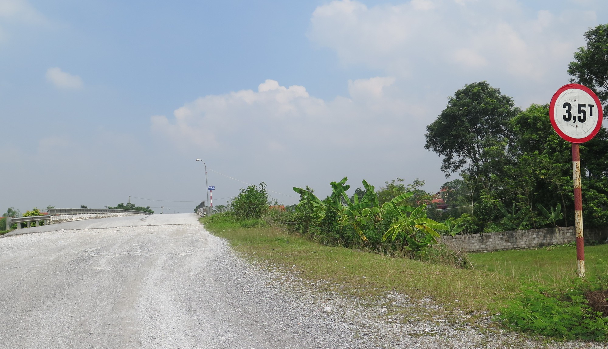 "Mắc kẹt" bàn giao dự án nâng cấp Quốc lộ 38B, đường hỏng nặng không ai sửa - Ảnh 2. "Mắc kẹt" bàn giao dự án nâng cấp Quốc lộ 38B, đường hỏng nặng không ai sửa - Ảnh 2.