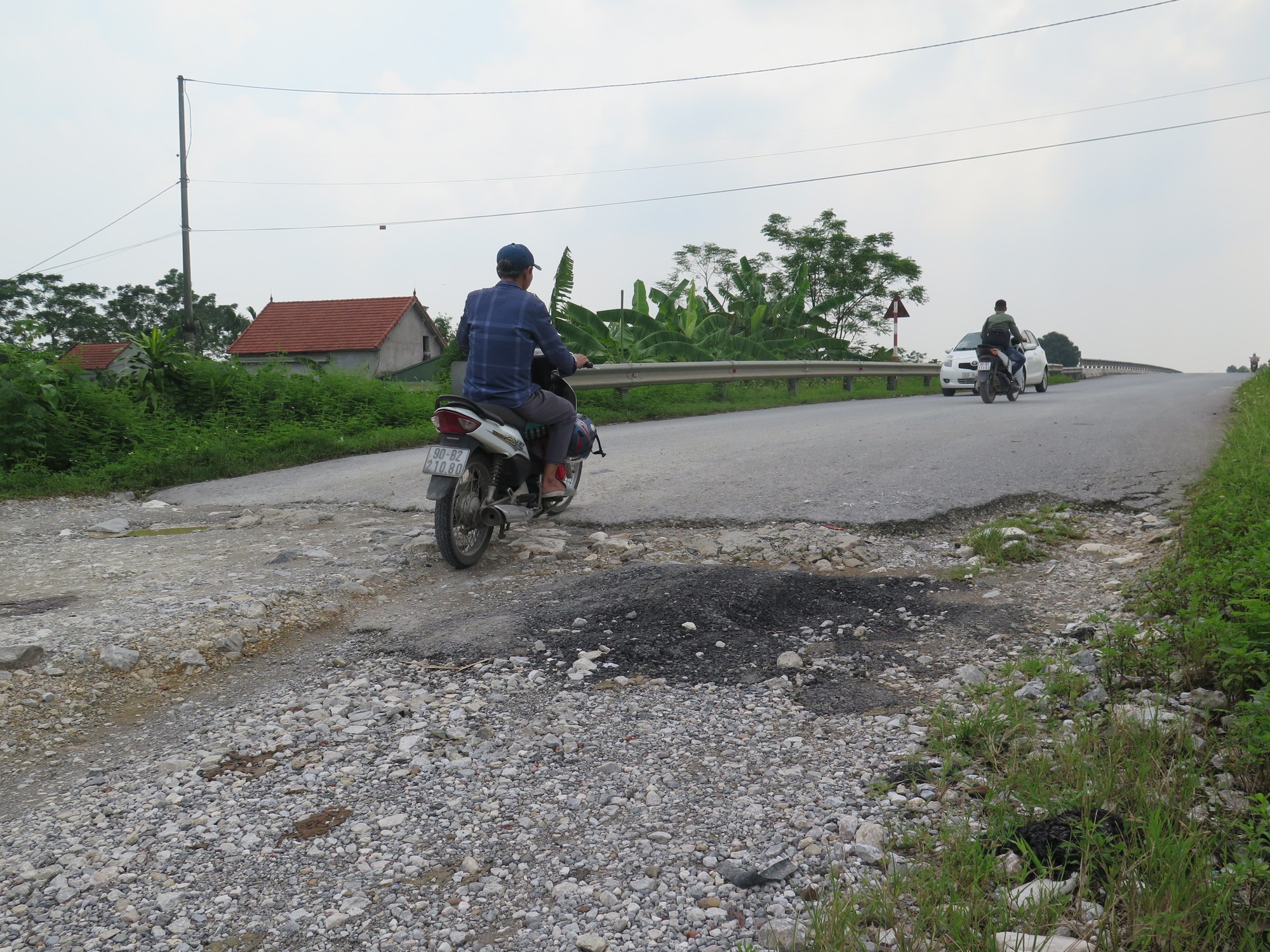 "Mắc kẹt" bàn giao dự án nâng cấp Quốc lộ 38B, đường hỏng nặng không ai sửa - Ảnh 4. "Mắc kẹt" bàn giao dự án nâng cấp Quốc lộ 38B, đường hỏng nặng không ai sửa - Ảnh 4.