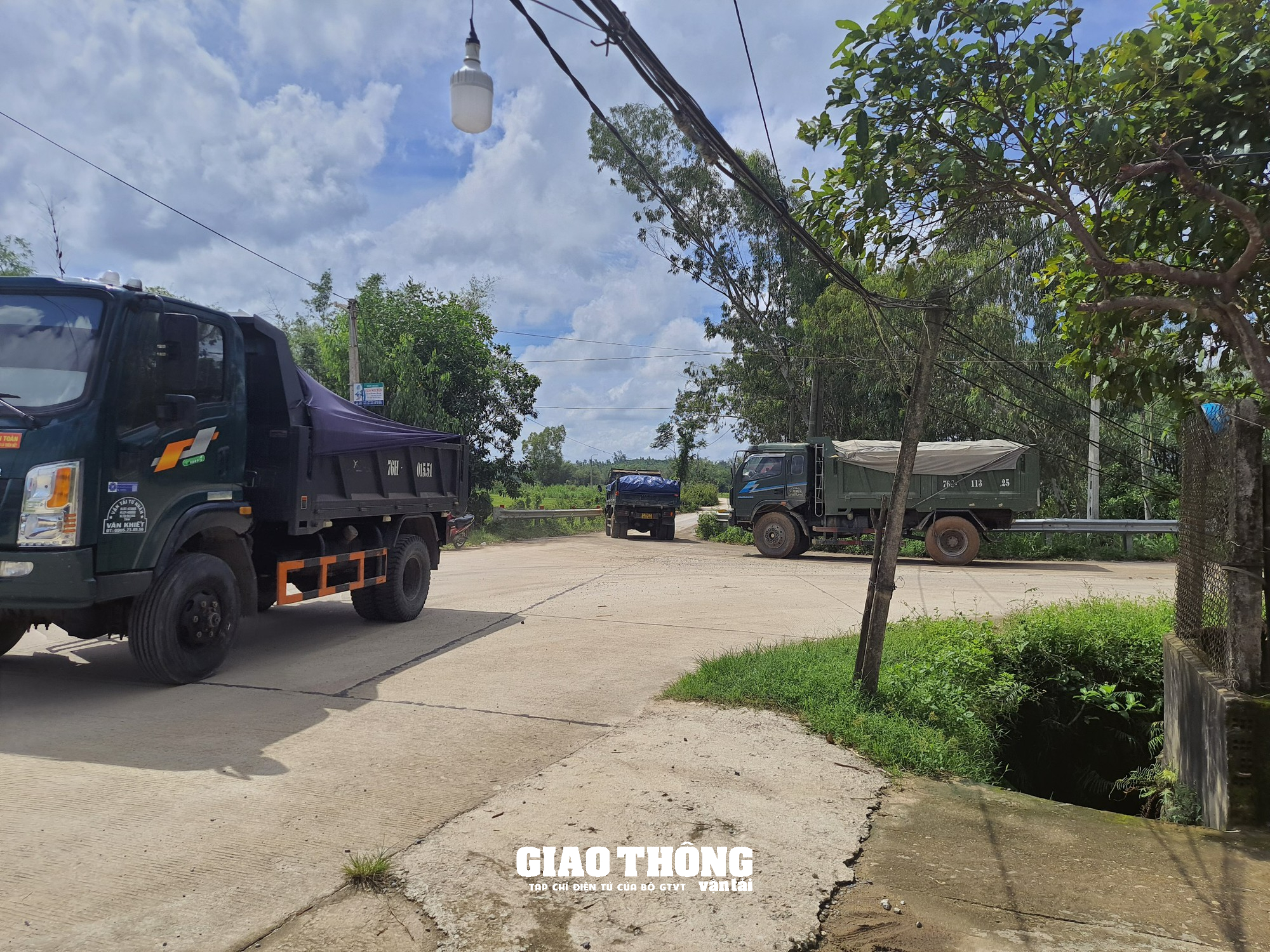 Quảng Ngãi: Xe quá tải phá đường làng - Ảnh 9.