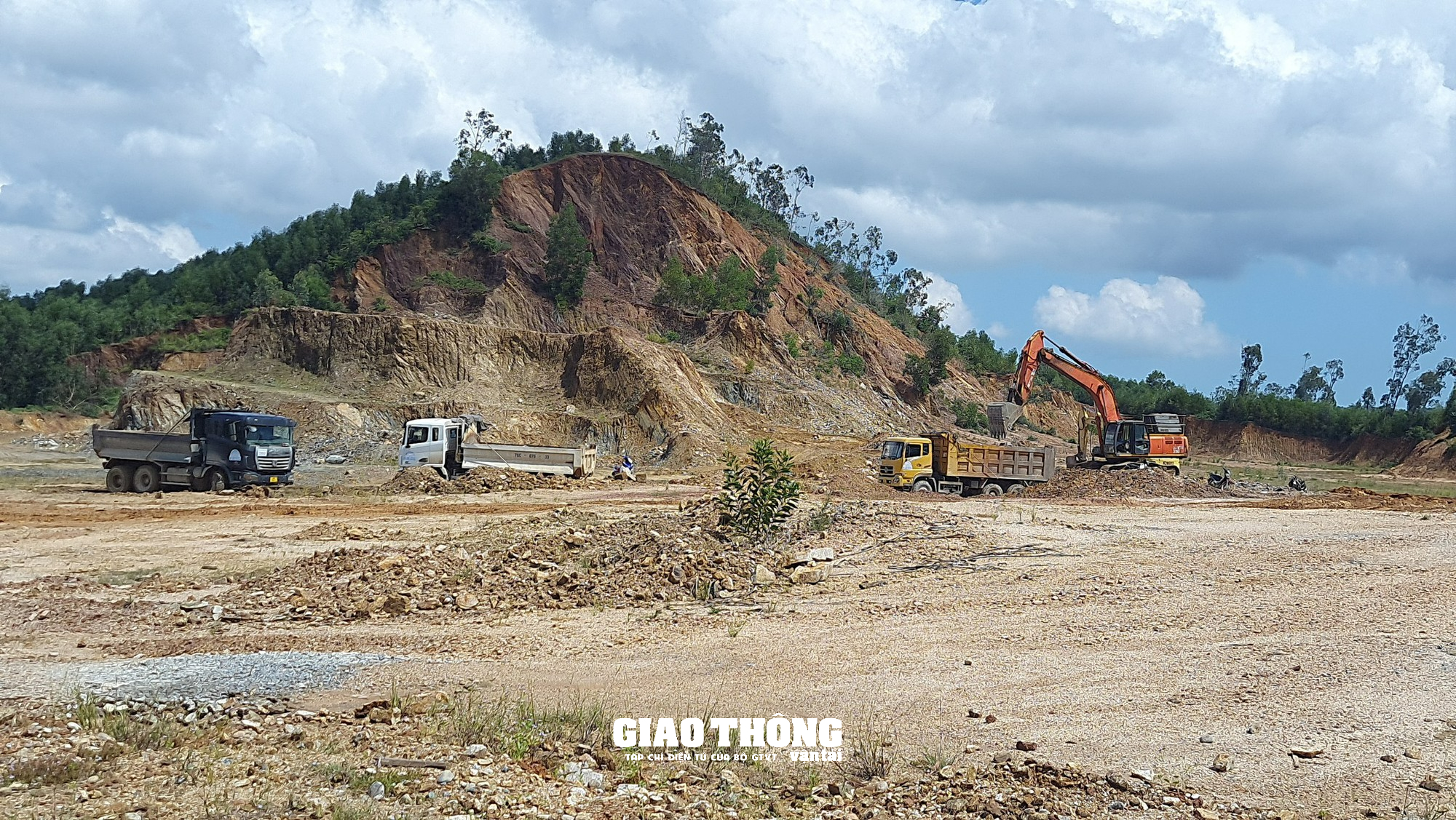 Quảng Ngãi: Xe quá tải phá đường làng - Ảnh 4.