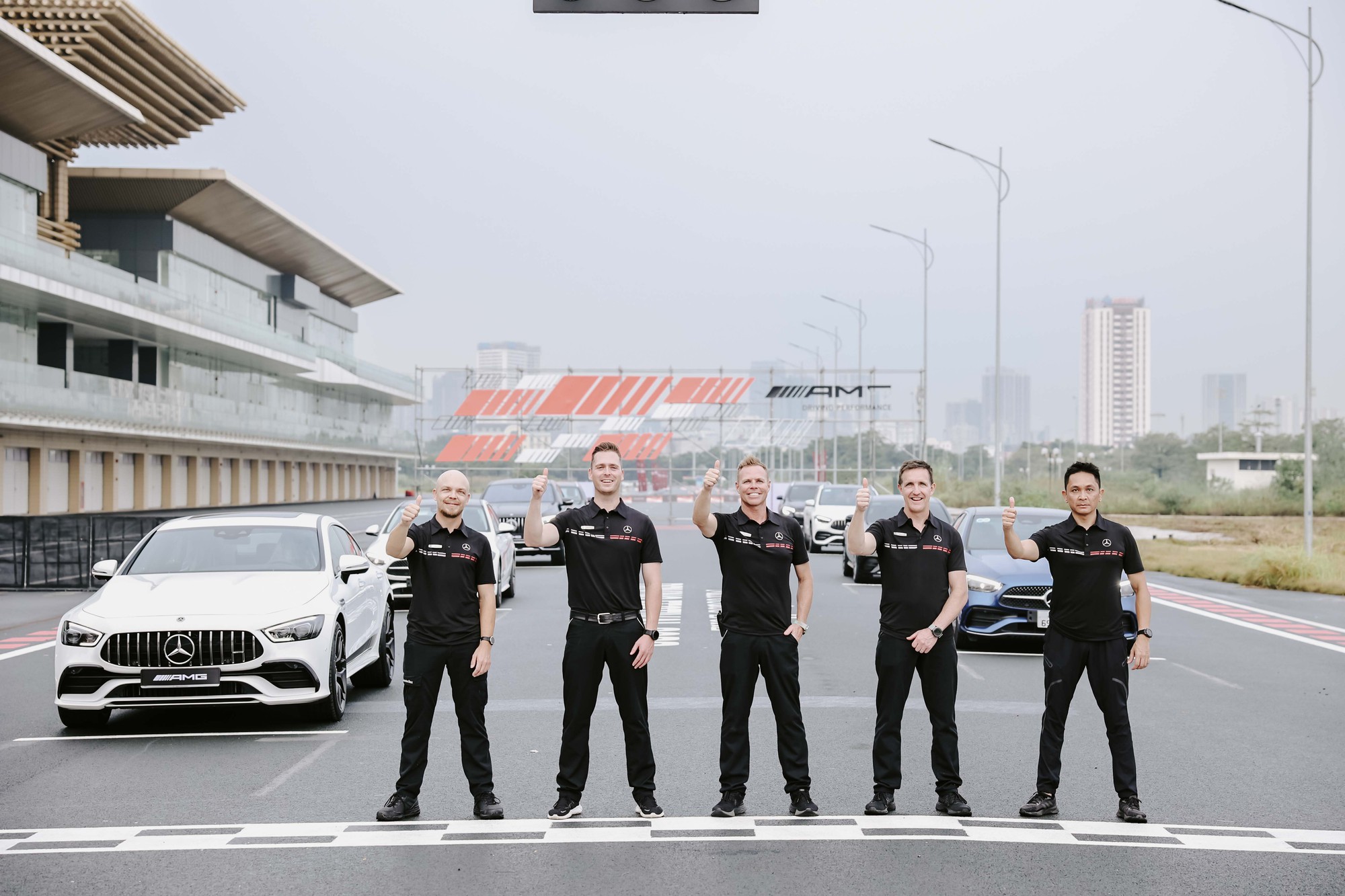 Chuyên gia Vinh Nguyễn (bìa phải) cùng đội ngũ huấn luyện viên trong một chương trình huấn luyện lái xe an toàn của Mercedes-Benz tại trường đua F1 Mỹ Đình, Hà Nội.