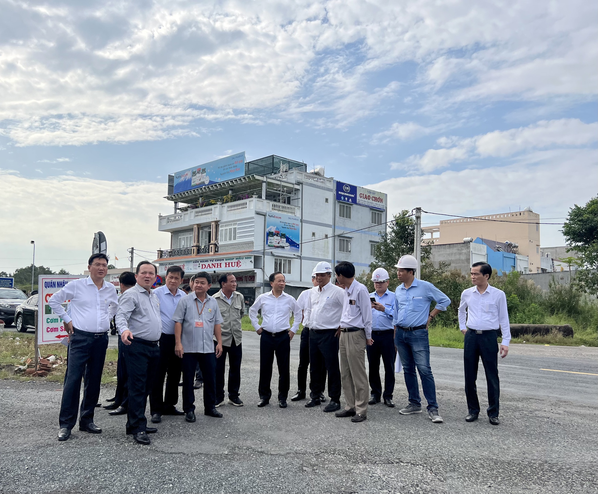 Gấp rút GPMB để kịp khởi công cao tốc Cần Thơ - Cà Mau cuối năm nay - Ảnh 3.