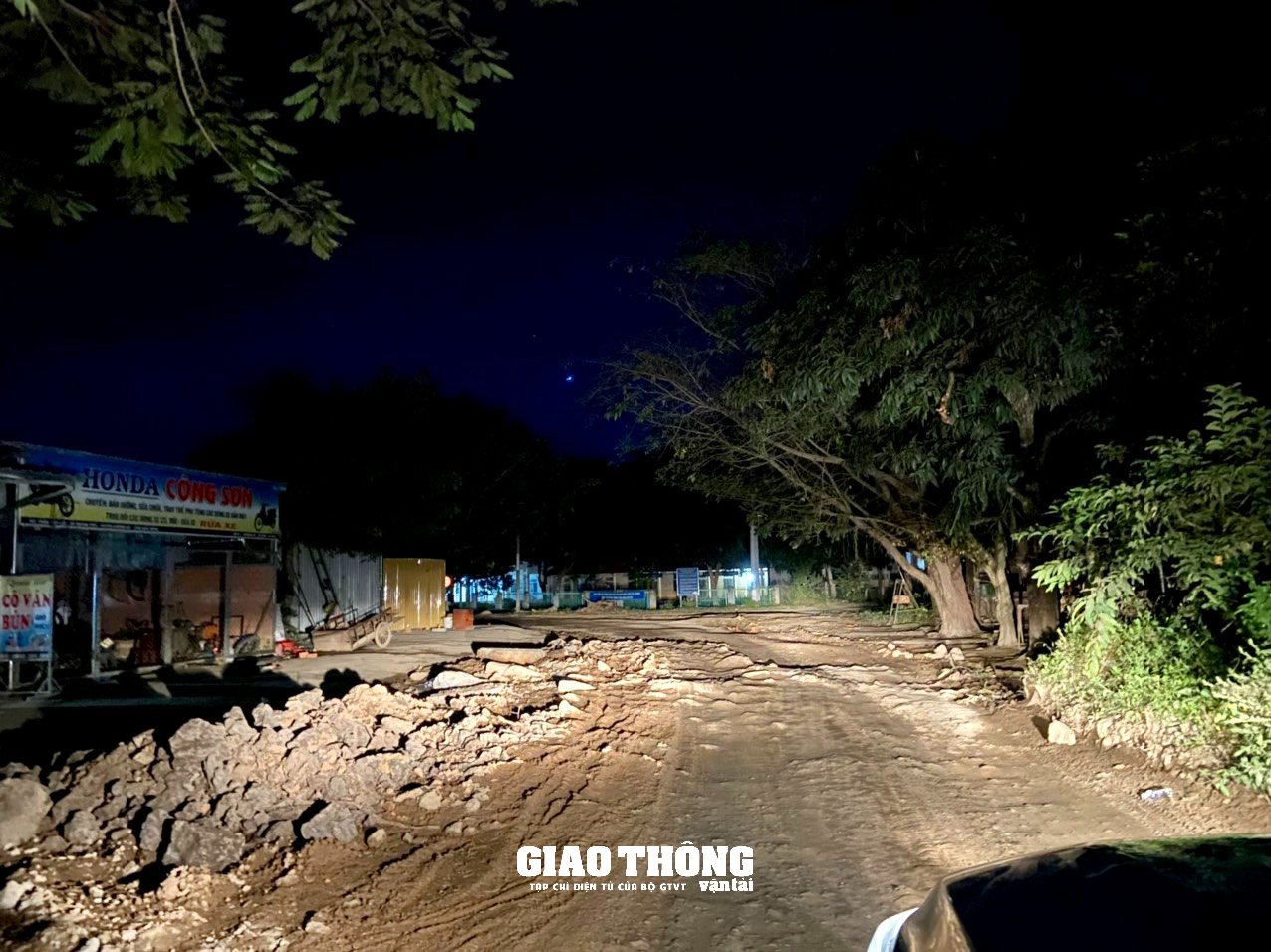 Cận cảnh dàn xe ben chở cát quá tải cày nát đường ở Đăk Nông - Ảnh 4.