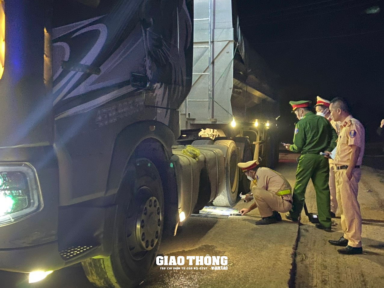 Cận cảnh dàn xe ben chở cát quá tải cày nát đường ở Đăk Nông - Ảnh 6.