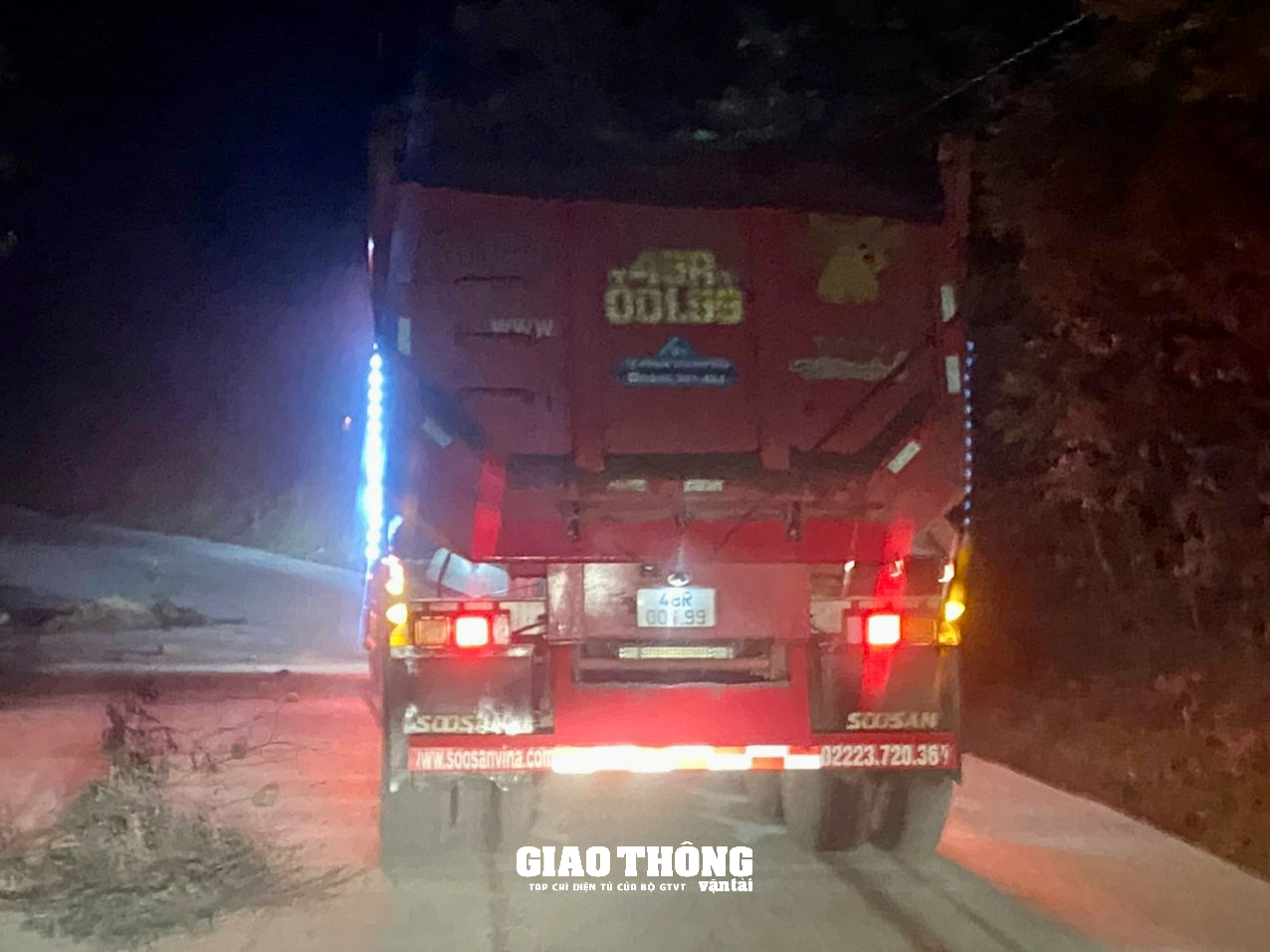 Cận cảnh dàn xe ben chở cát quá tải cày nát đường ở Đăk Nông - Ảnh 5.