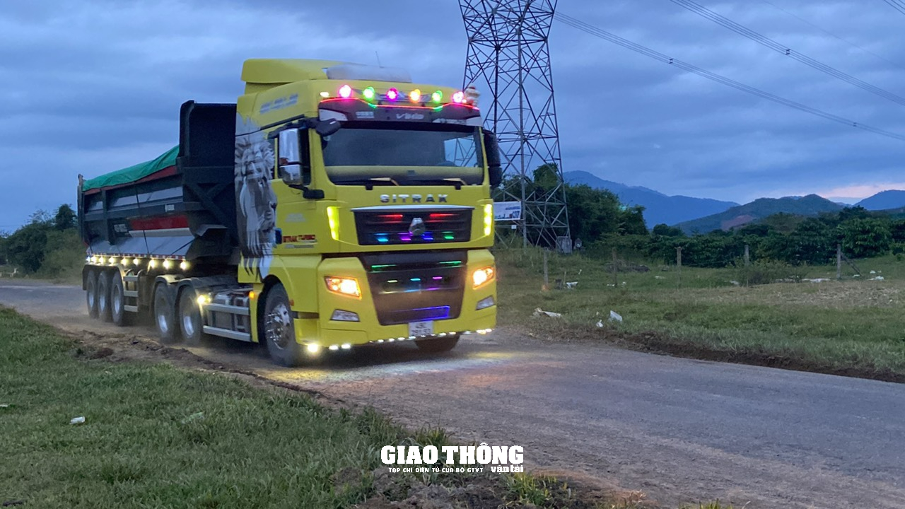 Đắk Nông: Dàn xe chở cát “khủng” cày nát đường dân sinh - Ảnh 1.