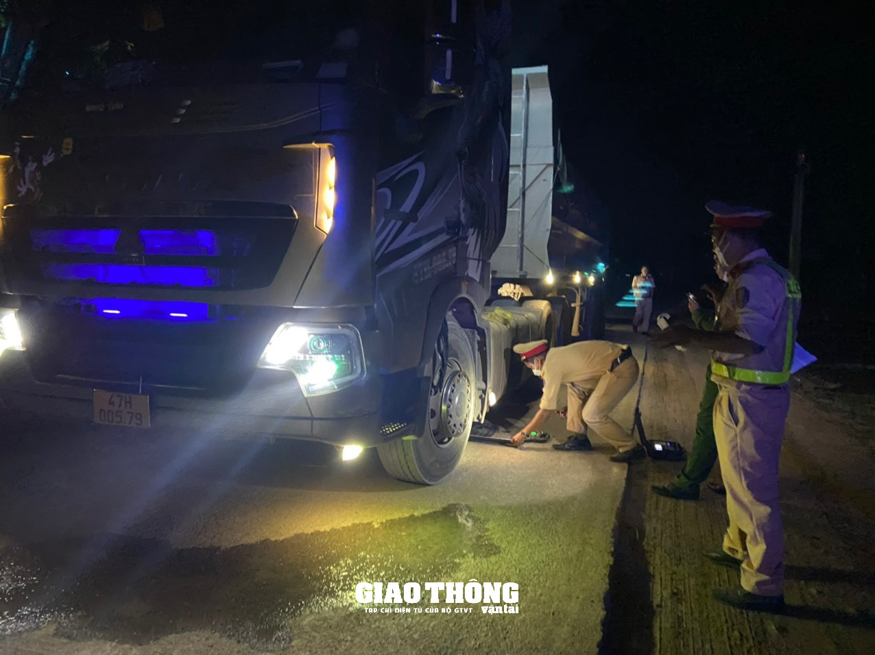 Cận cảnh dàn xe ben chở cát quá tải cày nát đường ở Đăk Nông - Ảnh 7.