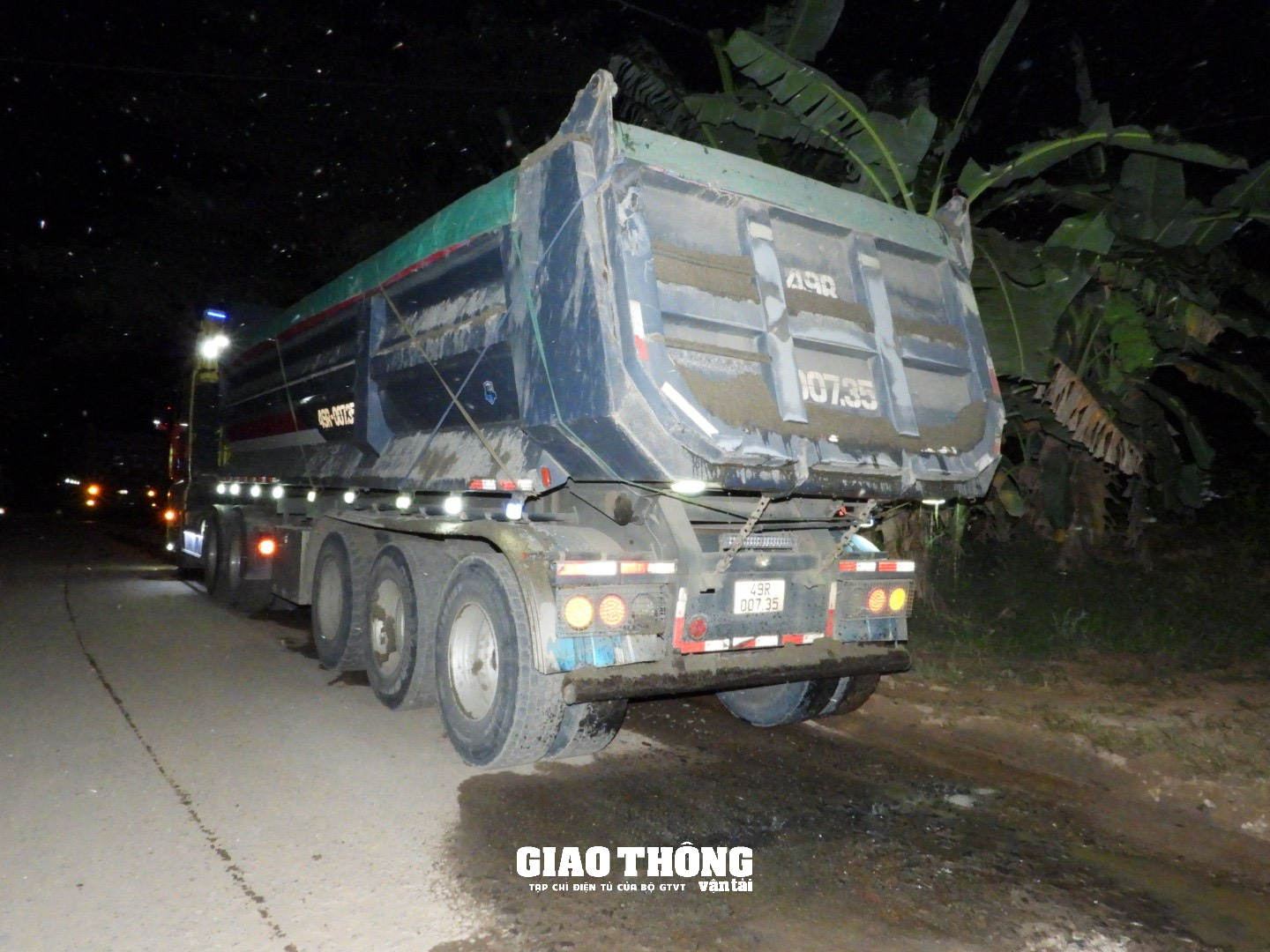 Cận cảnh dàn xe ben chở cát quá tải cày nát đường ở Đăk Nông - Ảnh 2.