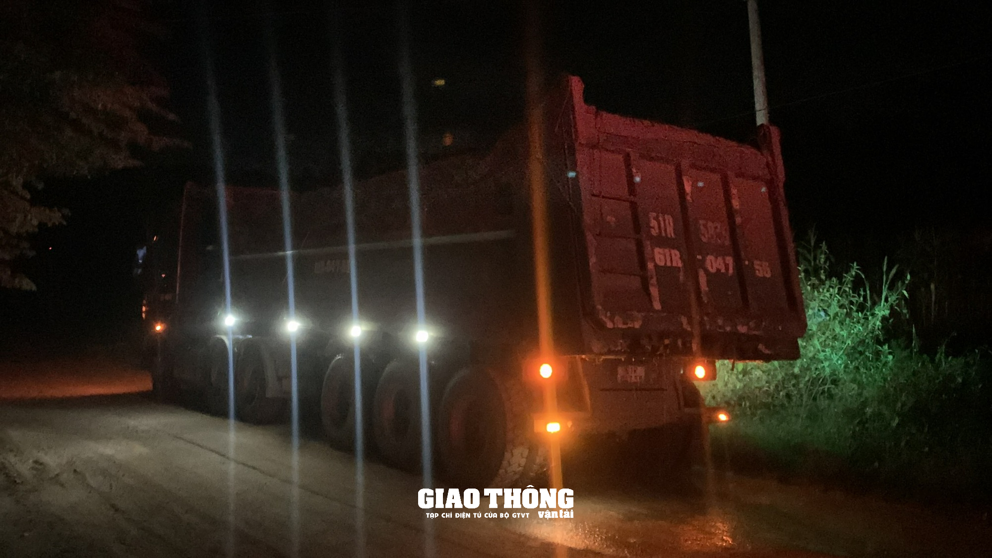 Cận cảnh dàn xe ben chở cát quá tải cày nát đường ở Đăk Nông - Ảnh 8.