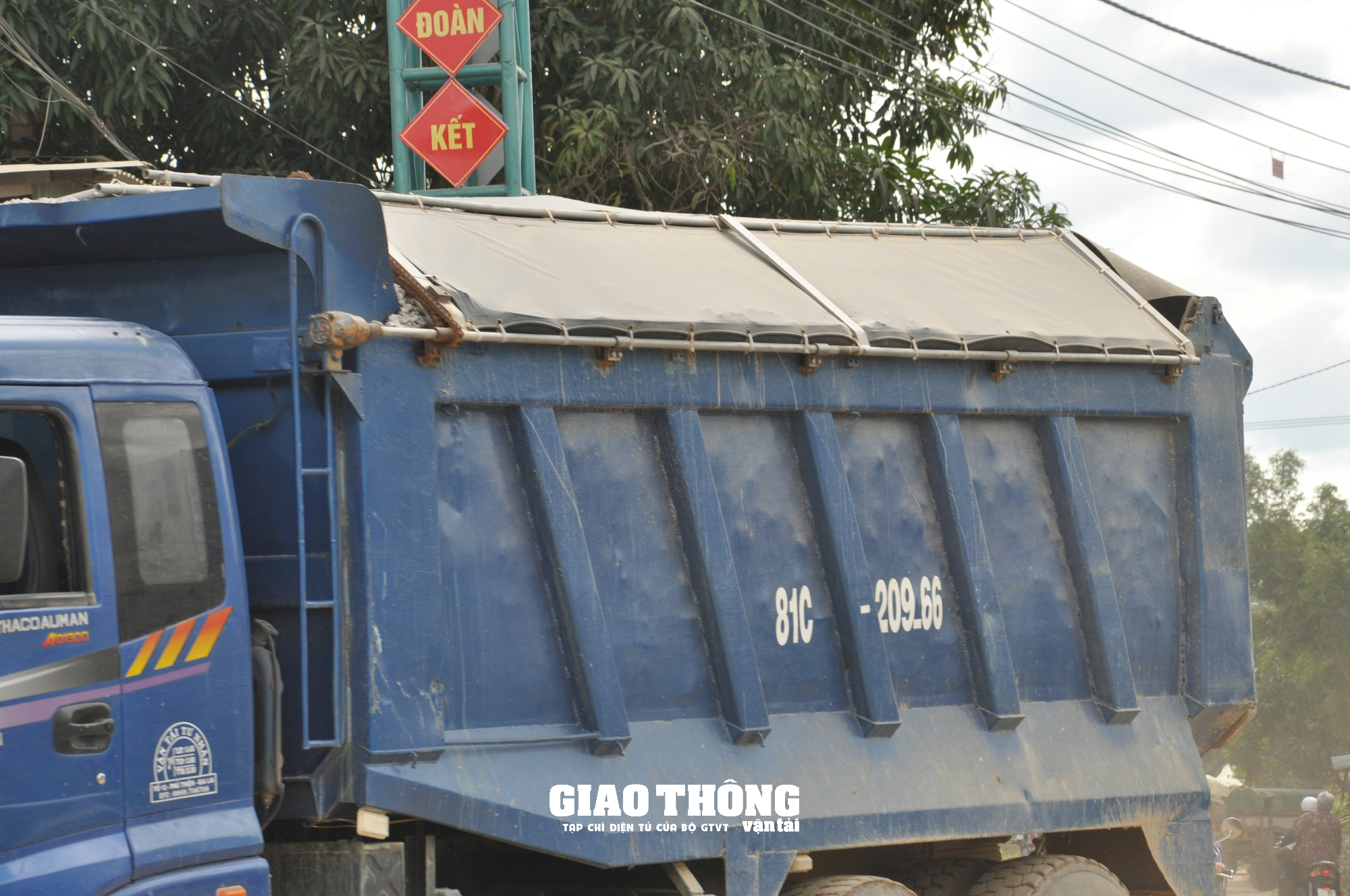Xe ben chở cát, đá cày nát đường ở Gia Lai: Cơi nới thành thùng, chở quá tải? - Ảnh 3.