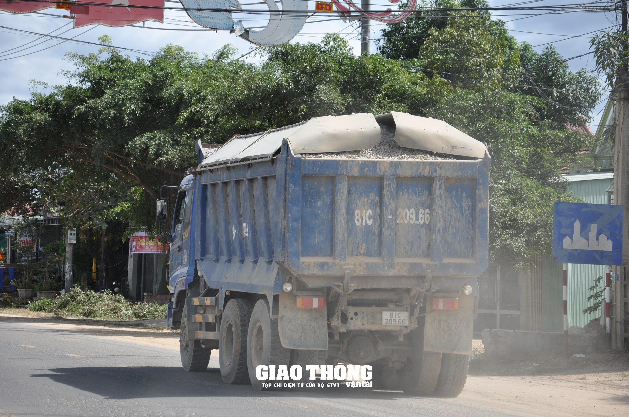 Xe ben chở cát, đá cày nát đường ở Gia Lai: Cơi nới thành thùng, chở quá tải? - Ảnh 4.