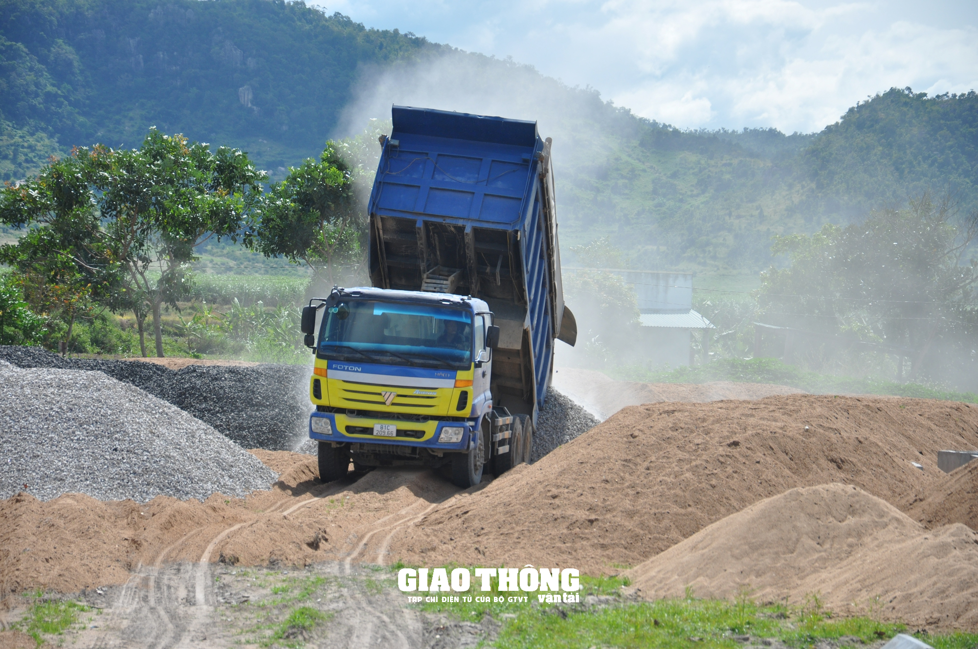 Xe ben chở cát, đá cày nát đường ở Gia Lai: Cơi nới thành thùng, chở quá tải? - Ảnh 1.