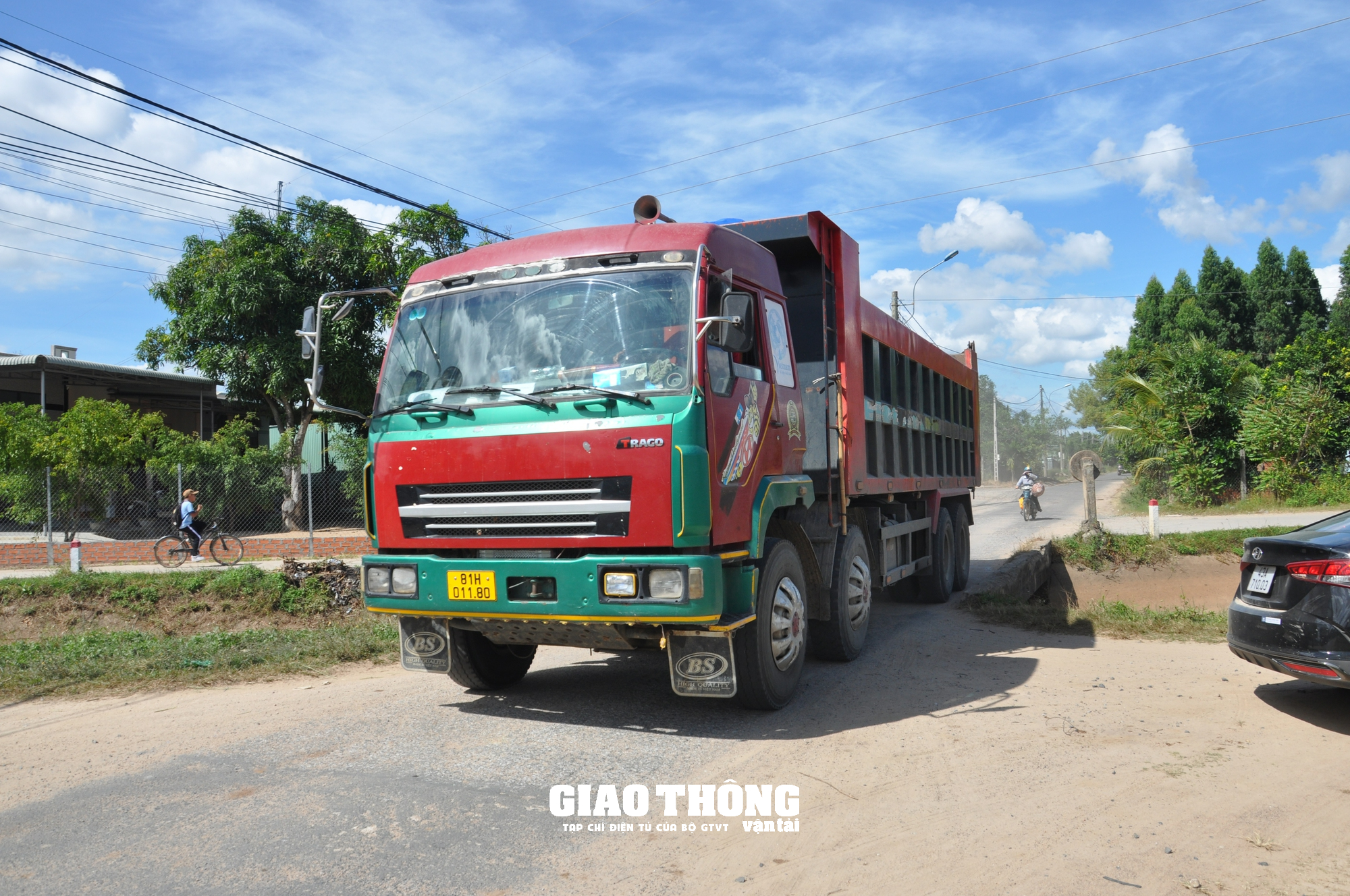 Xe ben chở cát, đá cày nát đường ở Gia Lai: Cơi nới thành thùng, chở quá tải? - Ảnh 5.