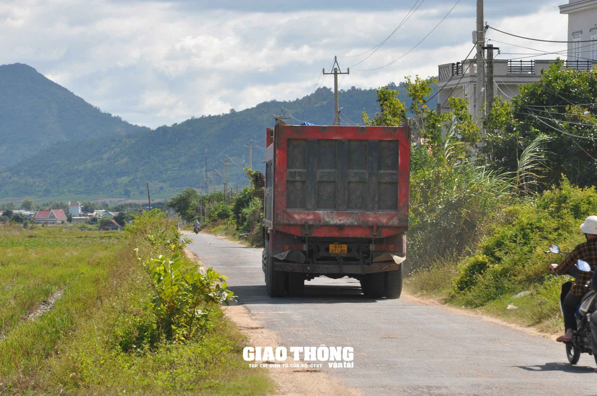 Xe ben chở cát, đá cày nát đường ở Gia Lai: Cơi nới thành thùng, chở quá tải? - Ảnh 6.