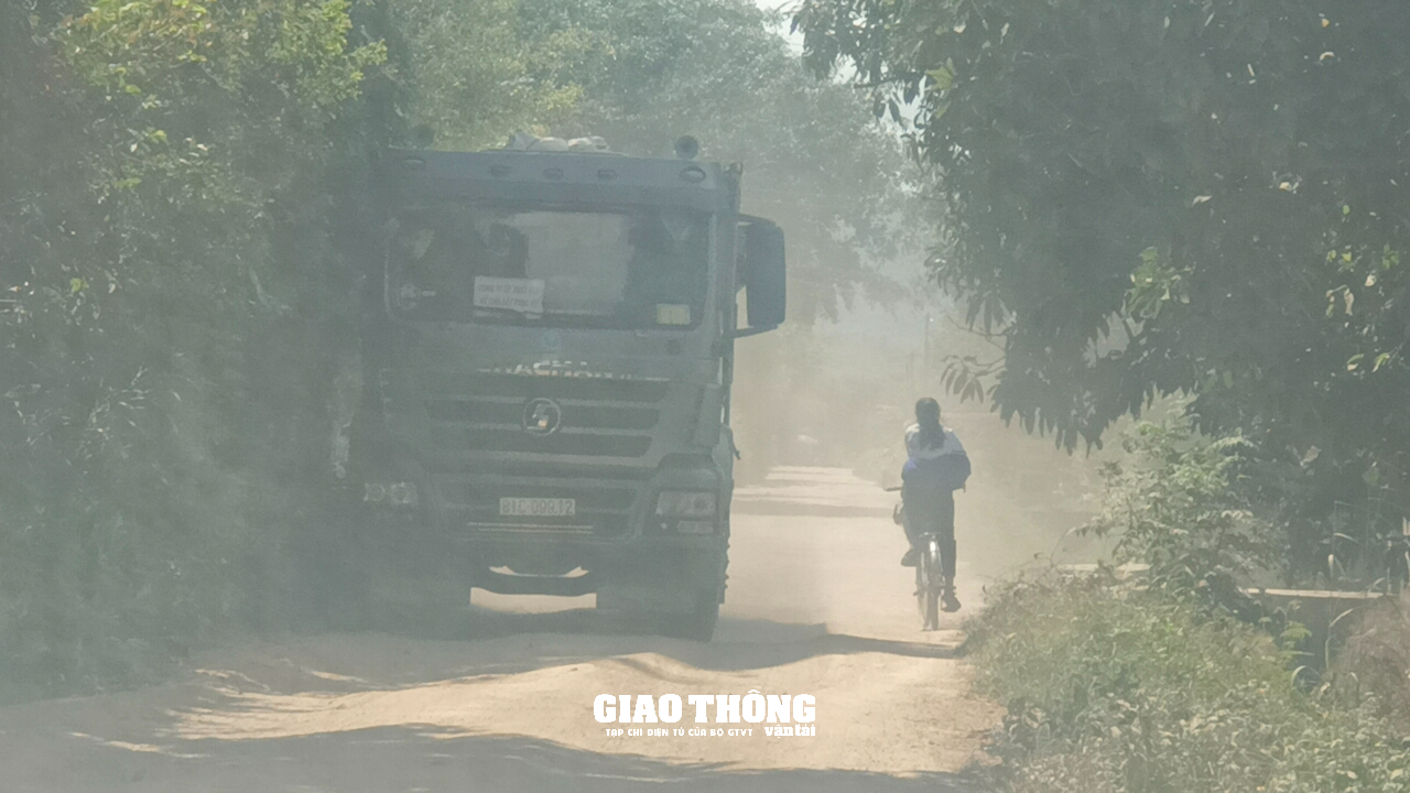 Xe ben chở cát, đá cày nát đường ở Gia Lai: Cơi nới thành thùng, chở quá tải? - Ảnh 8.