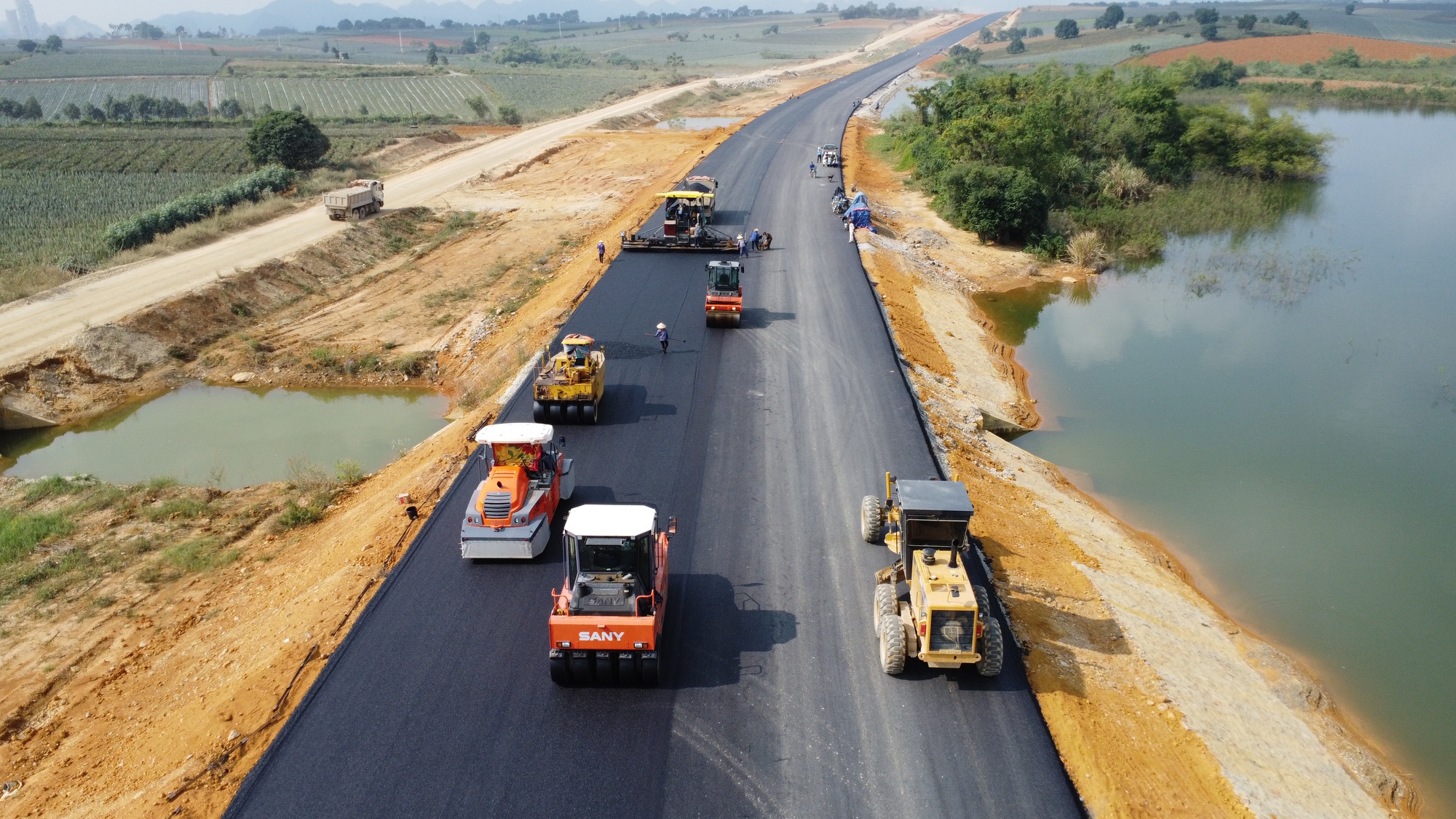 Chùm ảnh: Tận thấy các nhà thầu "dàn trận" thi công cao tốc Mai Sơn - QL45 - Ảnh 35. Chùm ảnh: Tận thấy các nhà thầu "dàn trận" thi công cao tốc Mai Sơn - QL45 - Ảnh 35.