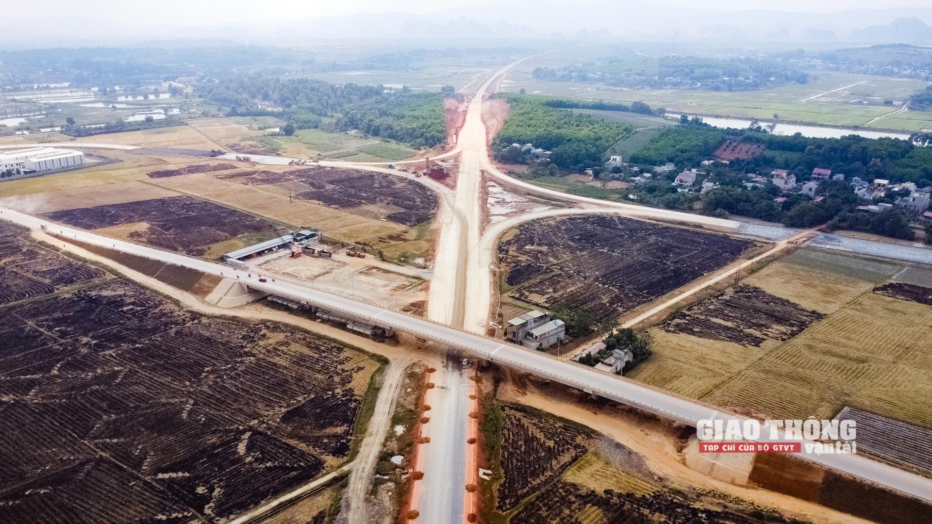 Chùm ảnh: Tận thấy các nhà thầu "dàn trận" thi công cao tốc Mai Sơn - QL45 - Ảnh 9. Chùm ảnh: Tận thấy các nhà thầu "dàn trận" thi công cao tốc Mai Sơn - QL45 - Ảnh 9.