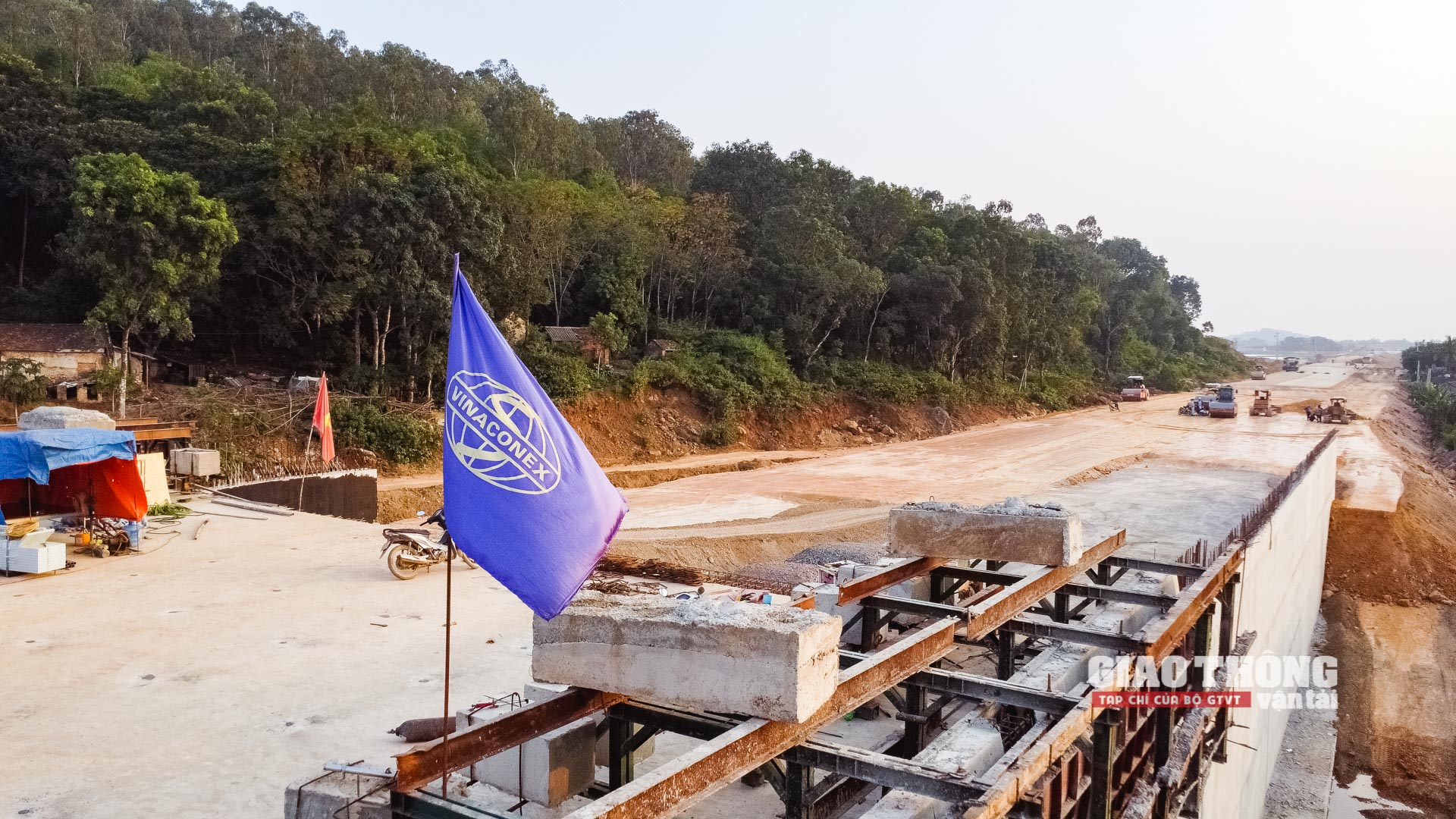 Chùm ảnh: Tận thấy các nhà thầu "dàn trận" thi công cao tốc Mai Sơn - QL45 - Ảnh 25. Chùm ảnh: Tận thấy các nhà thầu "dàn trận" thi công cao tốc Mai Sơn - QL45 - Ảnh 25.