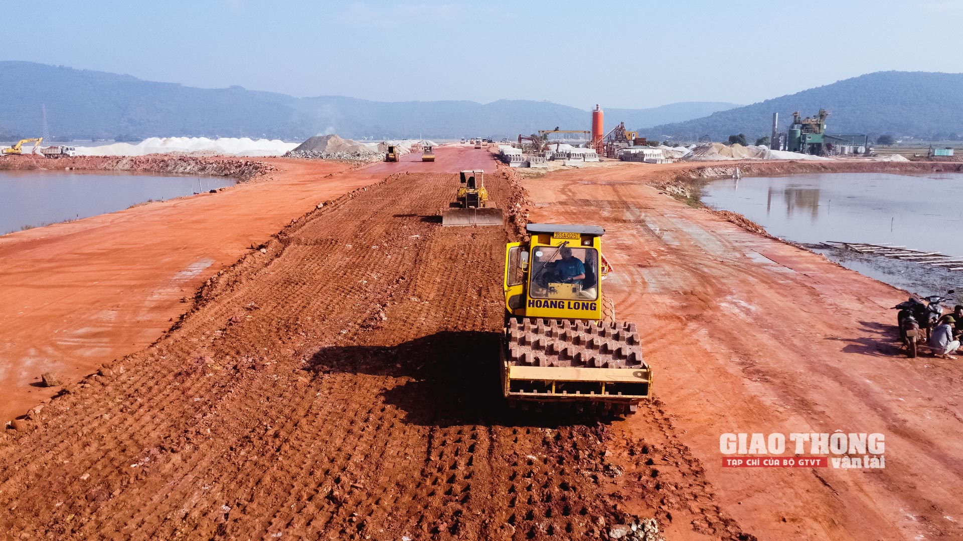 Chùm ảnh: Tận thấy các nhà thầu "dàn trận" thi công cao tốc Mai Sơn - QL45 - Ảnh 11. Chùm ảnh: Tận thấy các nhà thầu "dàn trận" thi công cao tốc Mai Sơn - QL45 - Ảnh 11.