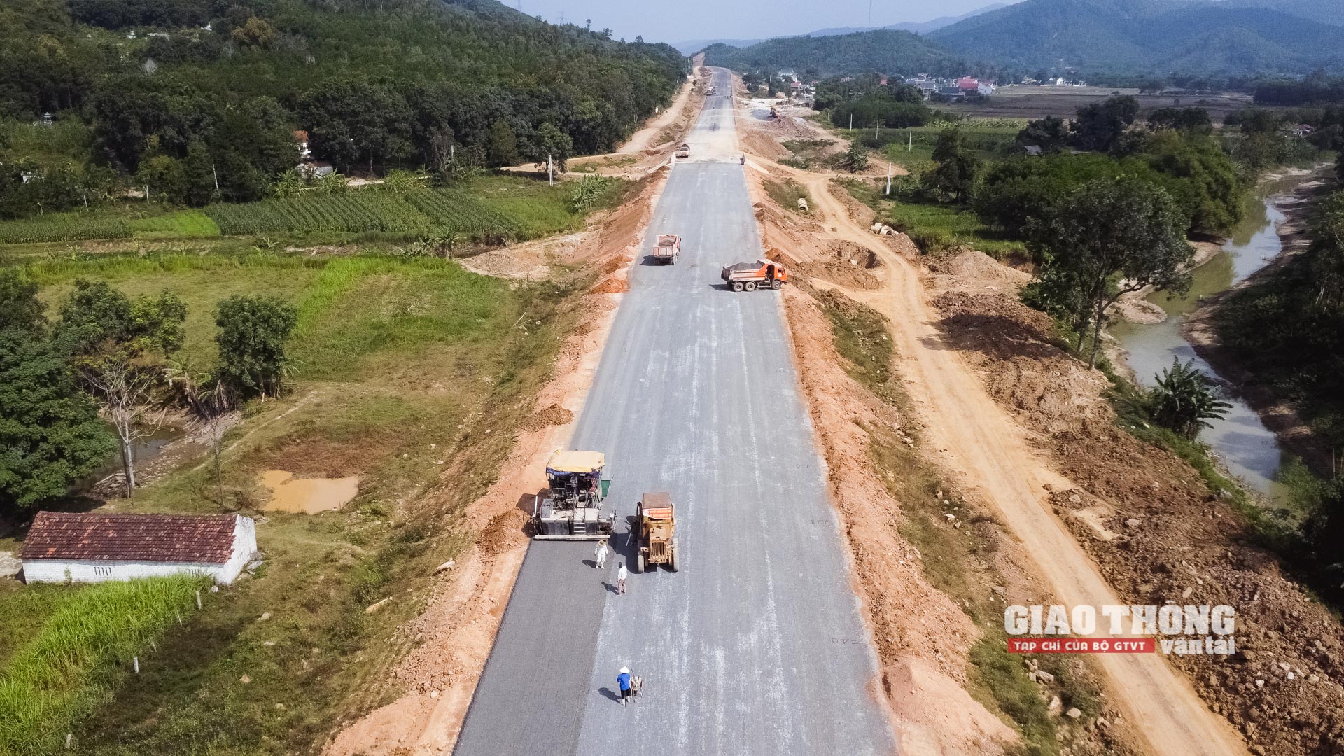 Chùm ảnh: Tận thấy các nhà thầu "dàn trận" thi công cao tốc Mai Sơn - QL45 - Ảnh 21. Chùm ảnh: Tận thấy các nhà thầu "dàn trận" thi công cao tốc Mai Sơn - QL45 - Ảnh 21.