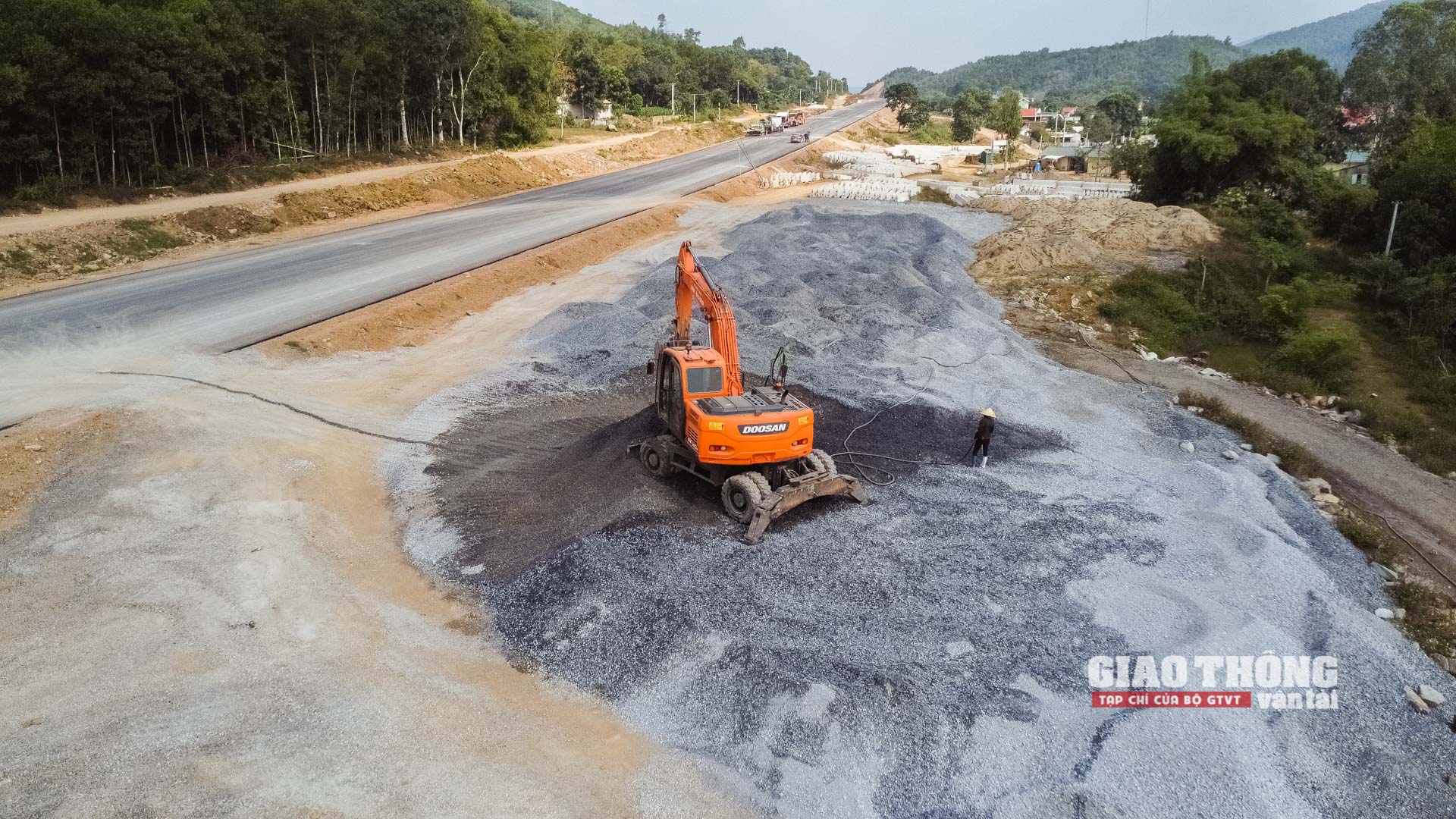 Chùm ảnh: Tận thấy các nhà thầu "dàn trận" thi công cao tốc Mai Sơn - QL45 - Ảnh 19. Chùm ảnh: Tận thấy các nhà thầu "dàn trận" thi công cao tốc Mai Sơn - QL45 - Ảnh 19.