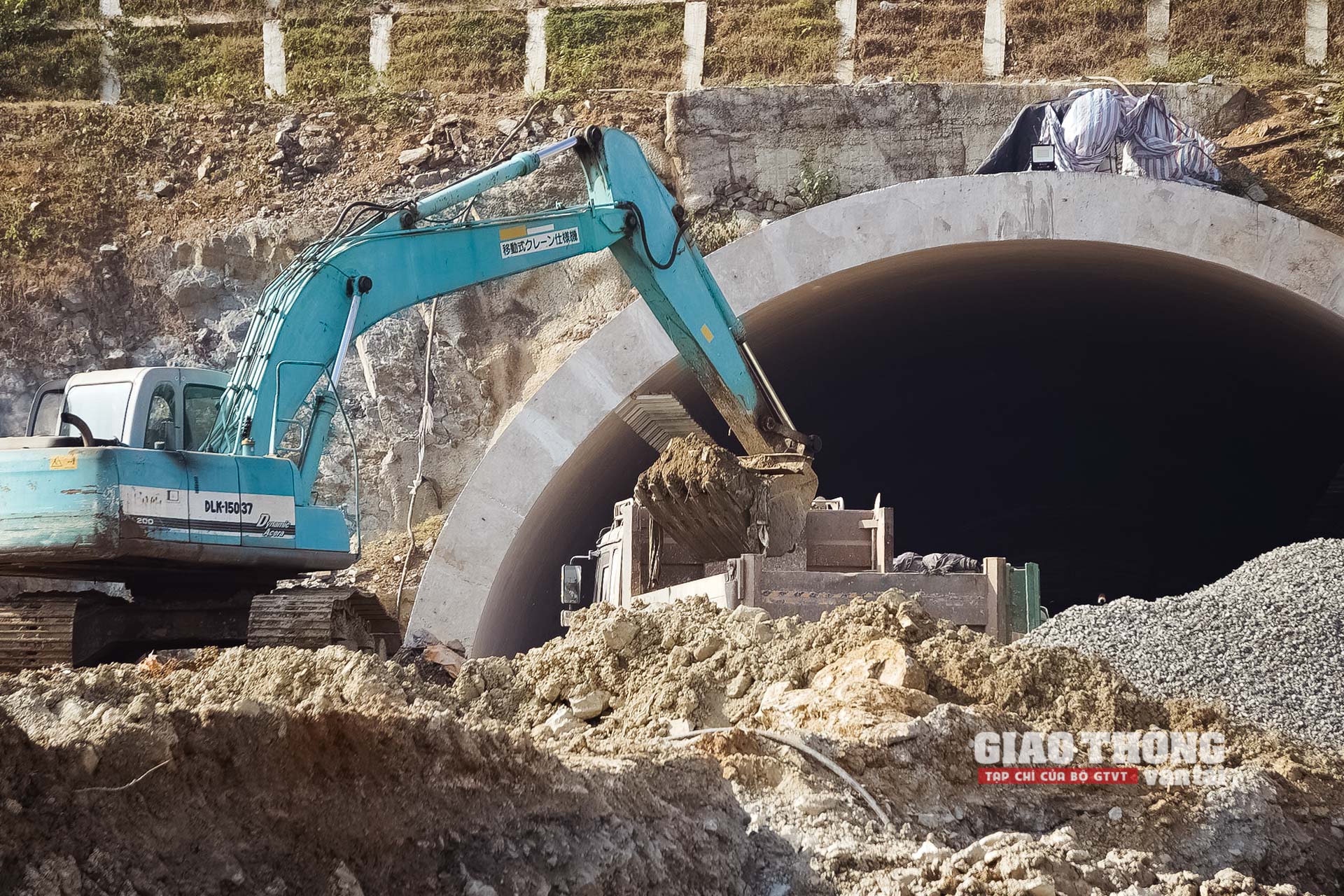 Chùm ảnh: Tận thấy các nhà thầu "dàn trận" thi công cao tốc Mai Sơn - QL45 - Ảnh 13. Chùm ảnh: Tận thấy các nhà thầu "dàn trận" thi công cao tốc Mai Sơn - QL45 - Ảnh 13.