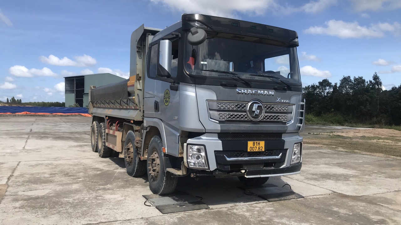 Xe ben chở cát đát tàn phá đường ở Gia Lai: Xử phạt loạt xe quá tải 30-70% - Ảnh 2.