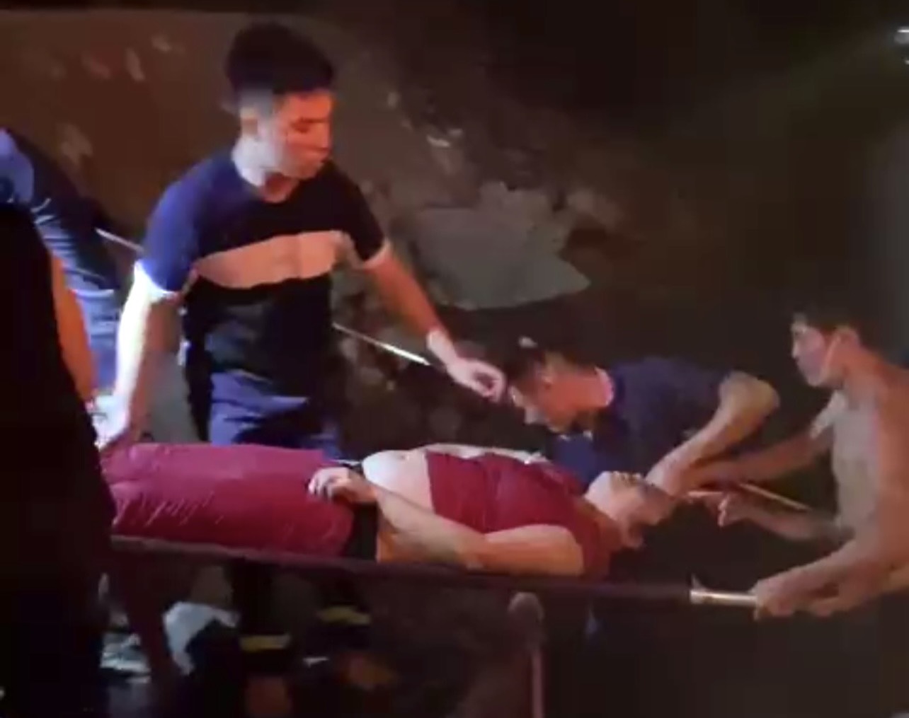 Cứu nạn thành công 01 nạn nhân nhảy cầu tự tử tại cầu Chương Dương - Ảnh 1.