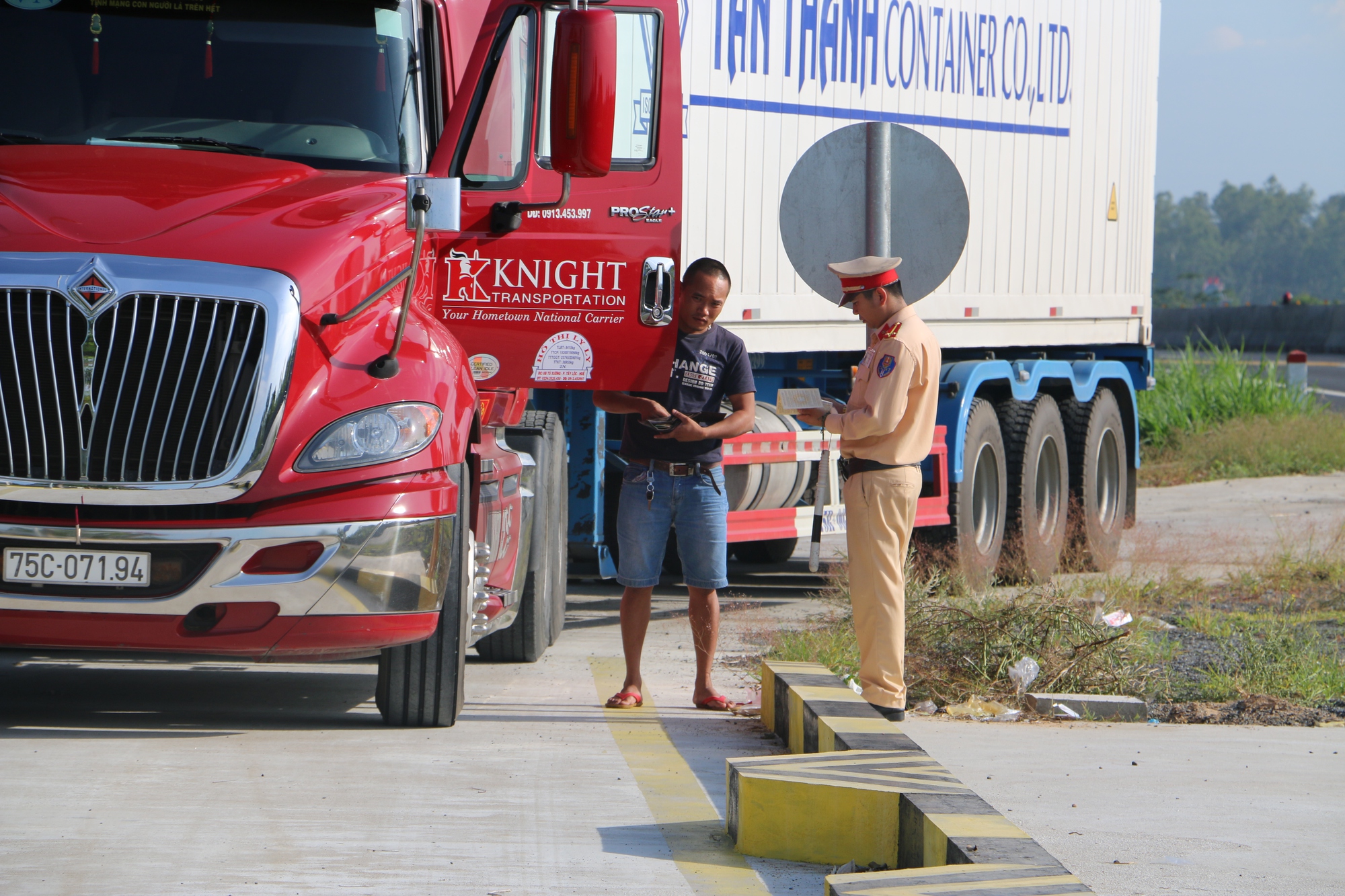 Phú Yên mở đợt cao điểm đảm bảo trật tự ATGT dịp Tết - Ảnh 2.