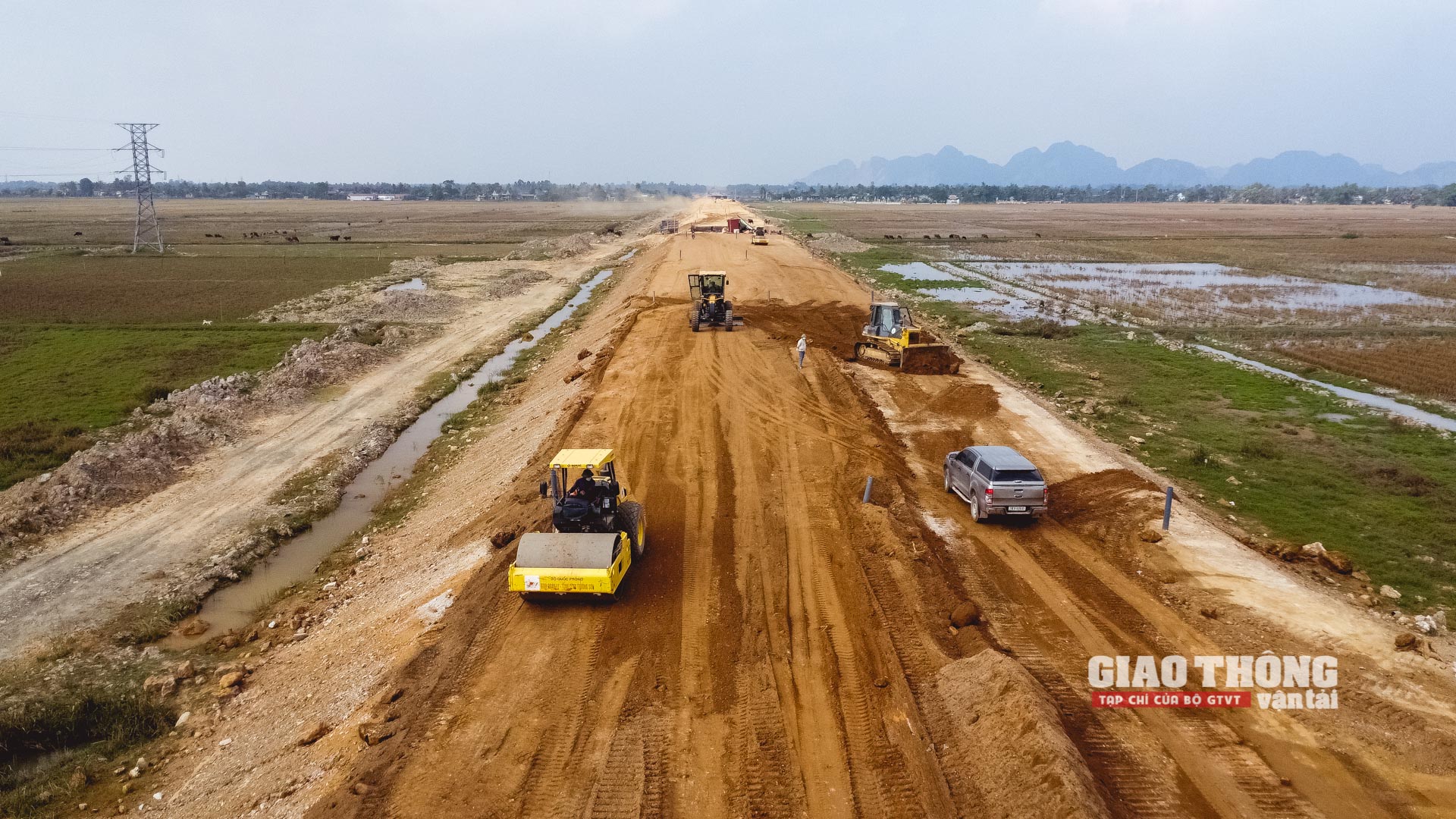 Phóng sự ảnh: Đua tiến độ thi công cao tốc Bắc - Nam qua Thanh Hóa - Ảnh 2.